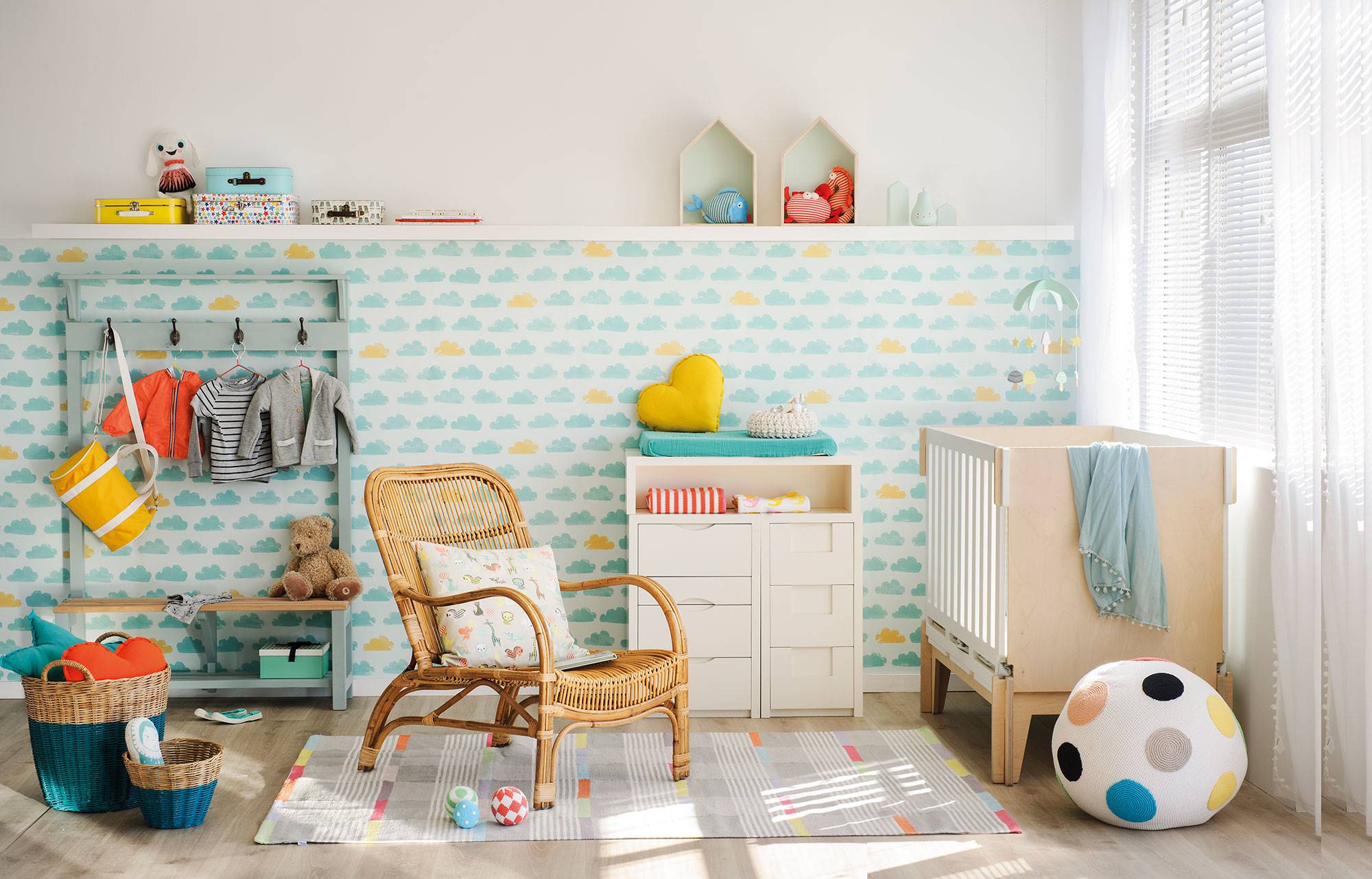 Habitación infantil con cuna y pared con papel pintado.