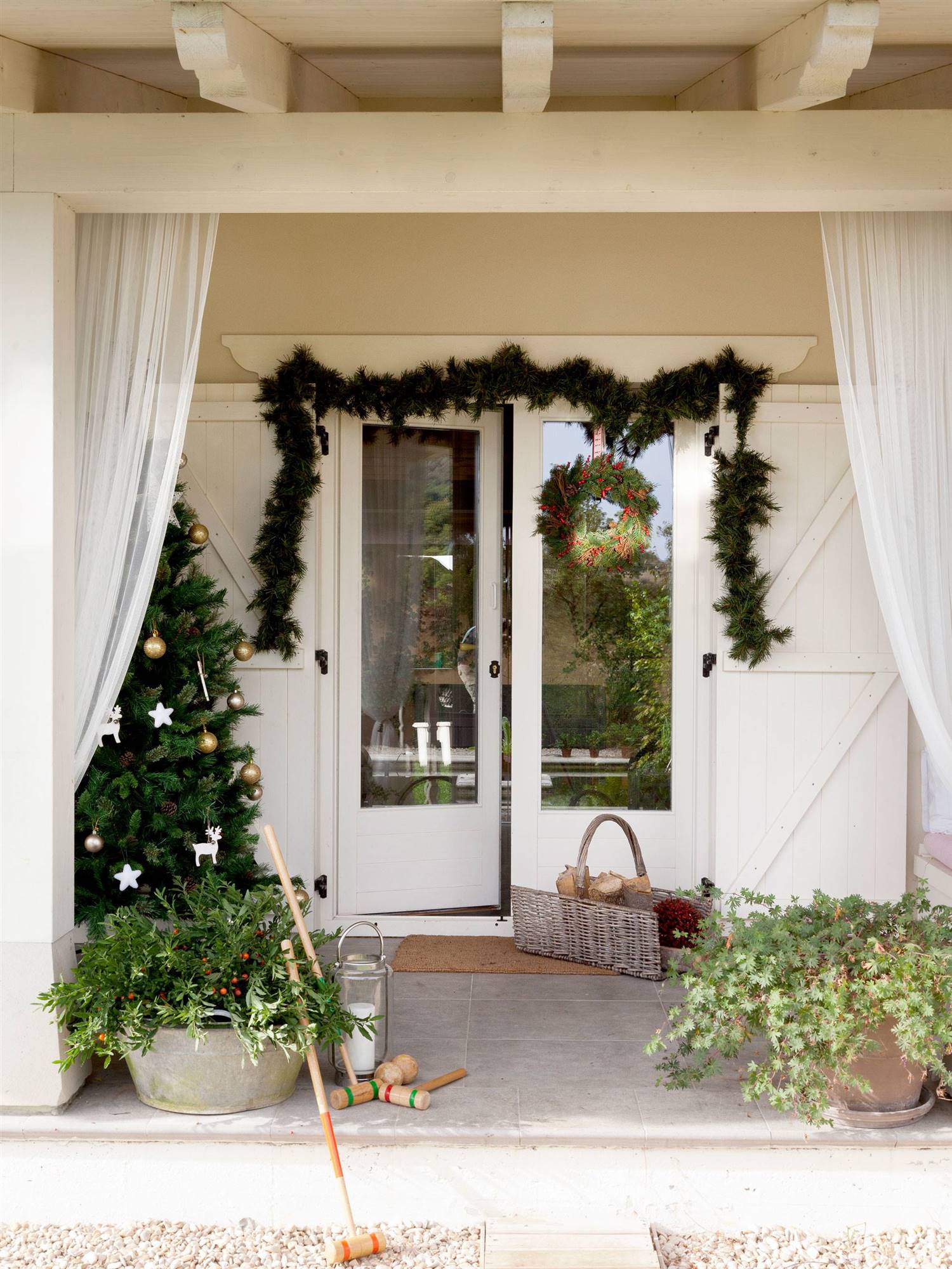 Recibidor con puerta blanca y decoración navideña