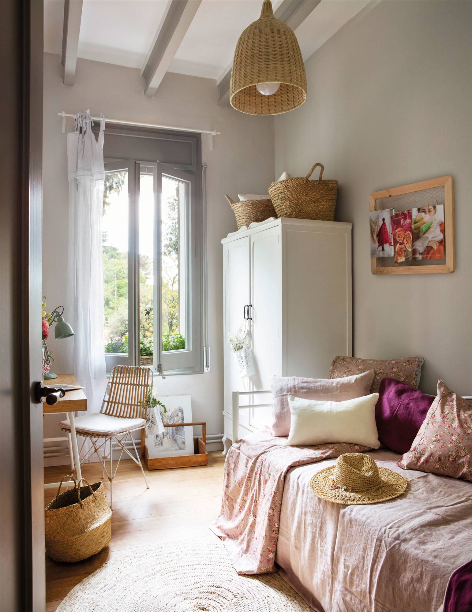 Habitación infantil con armario de estilo francés en color blanco 00465067