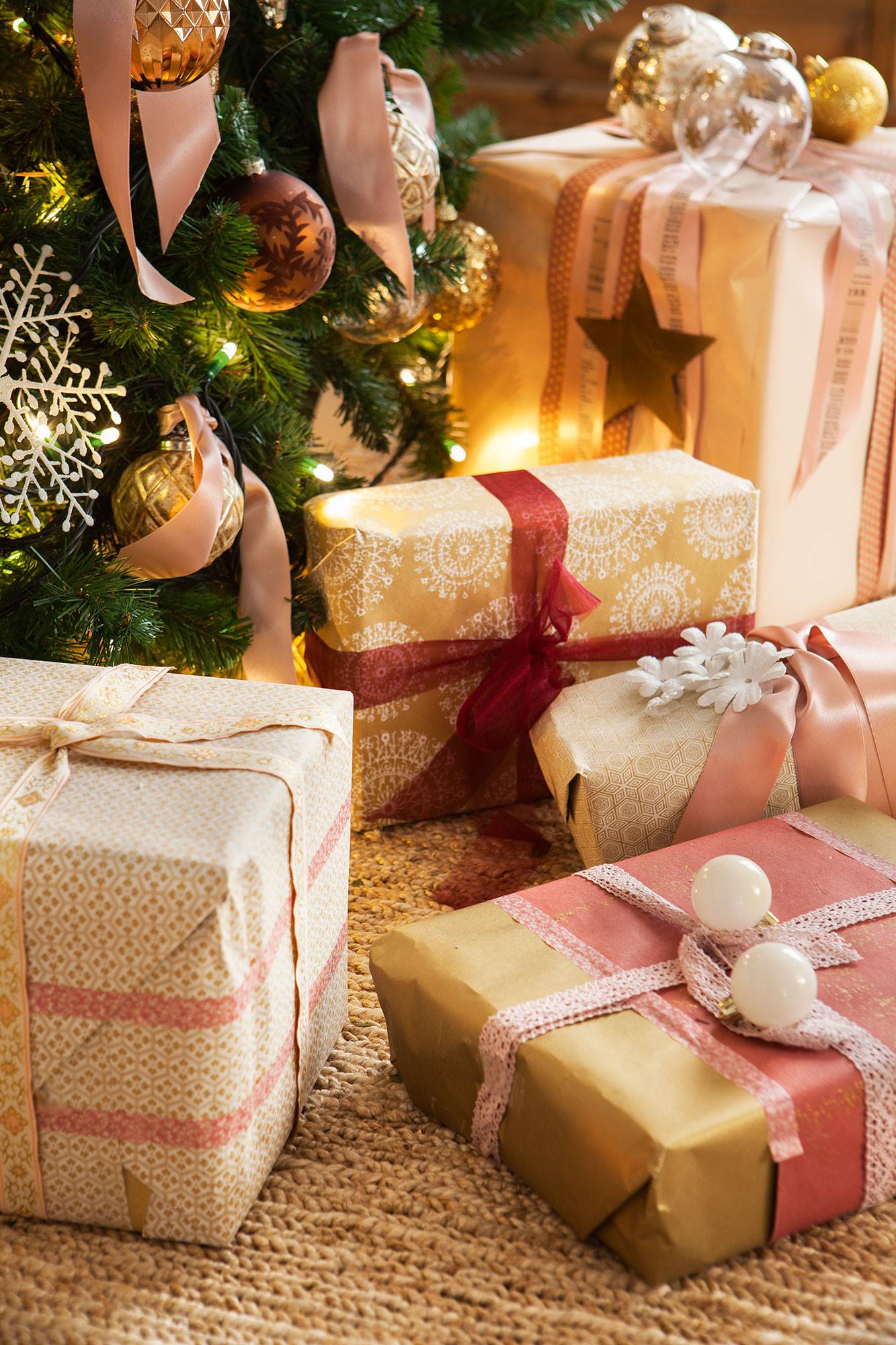Detalle de regalos de Navidad decorados con lazos y bolas del árbol