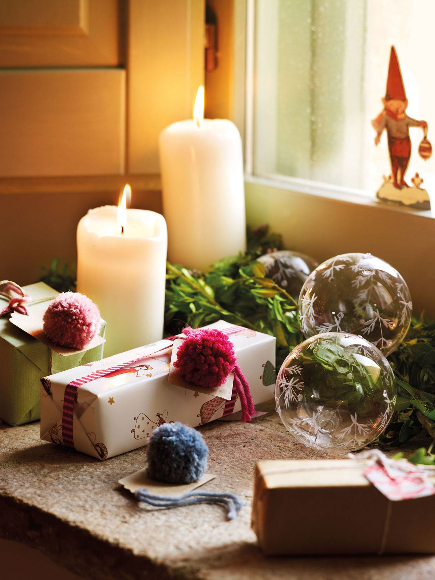 Detalle de regalos de Navidad decorados con pompones de lana