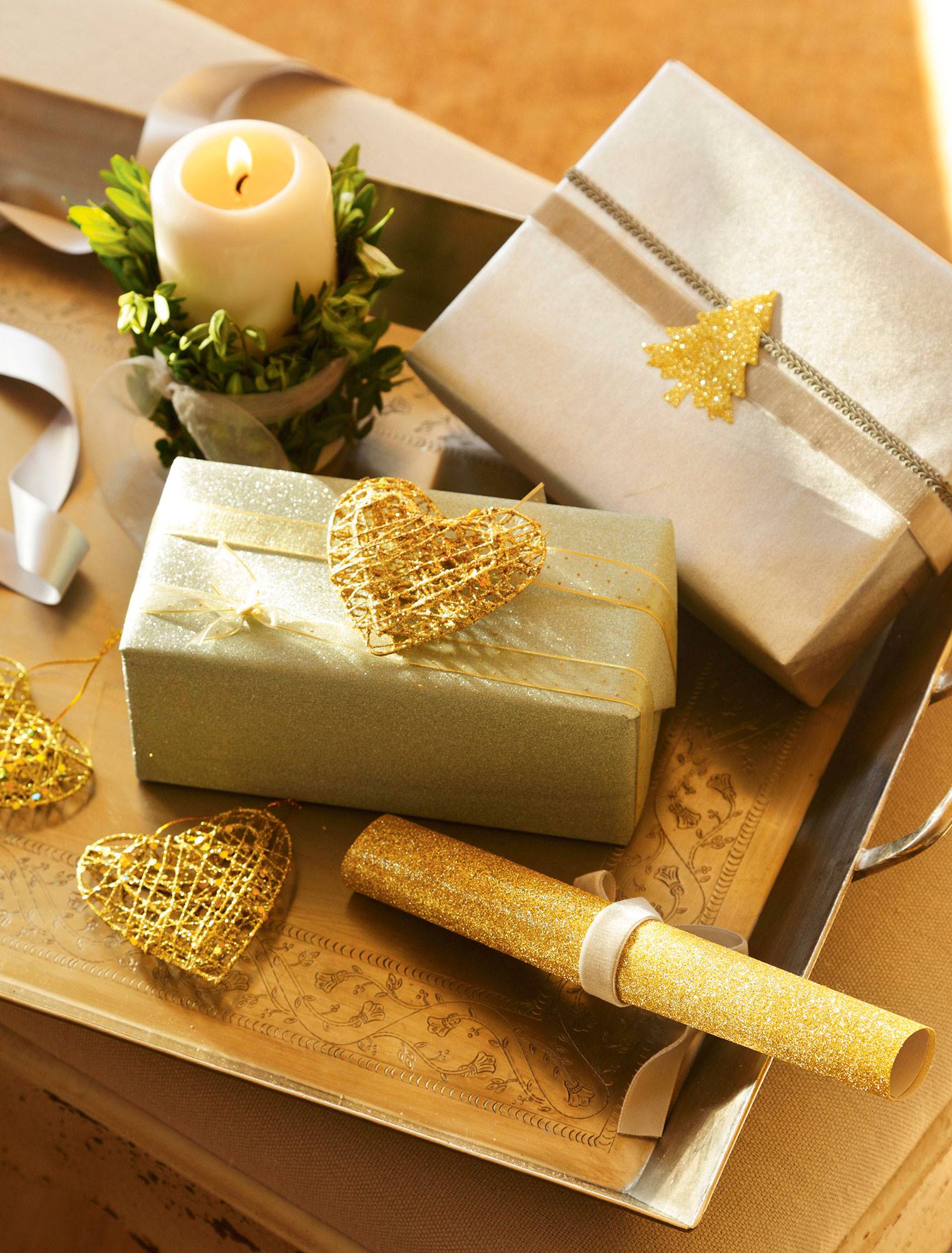Detalles de regalos con adornos de corazones y abetos dorados