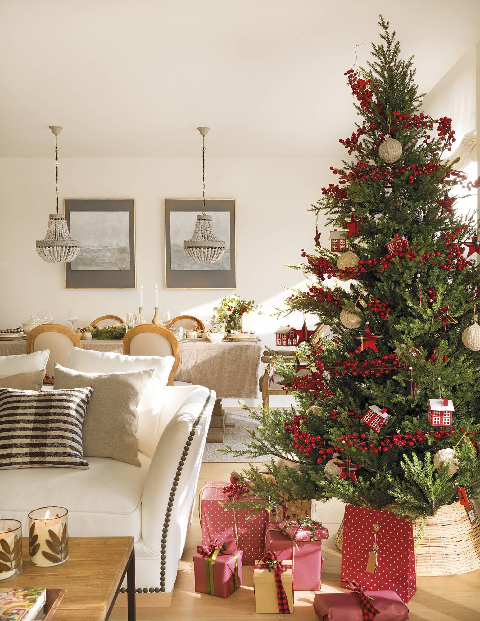 Salón comedor de Navidad con árbol vestido de rojo. 