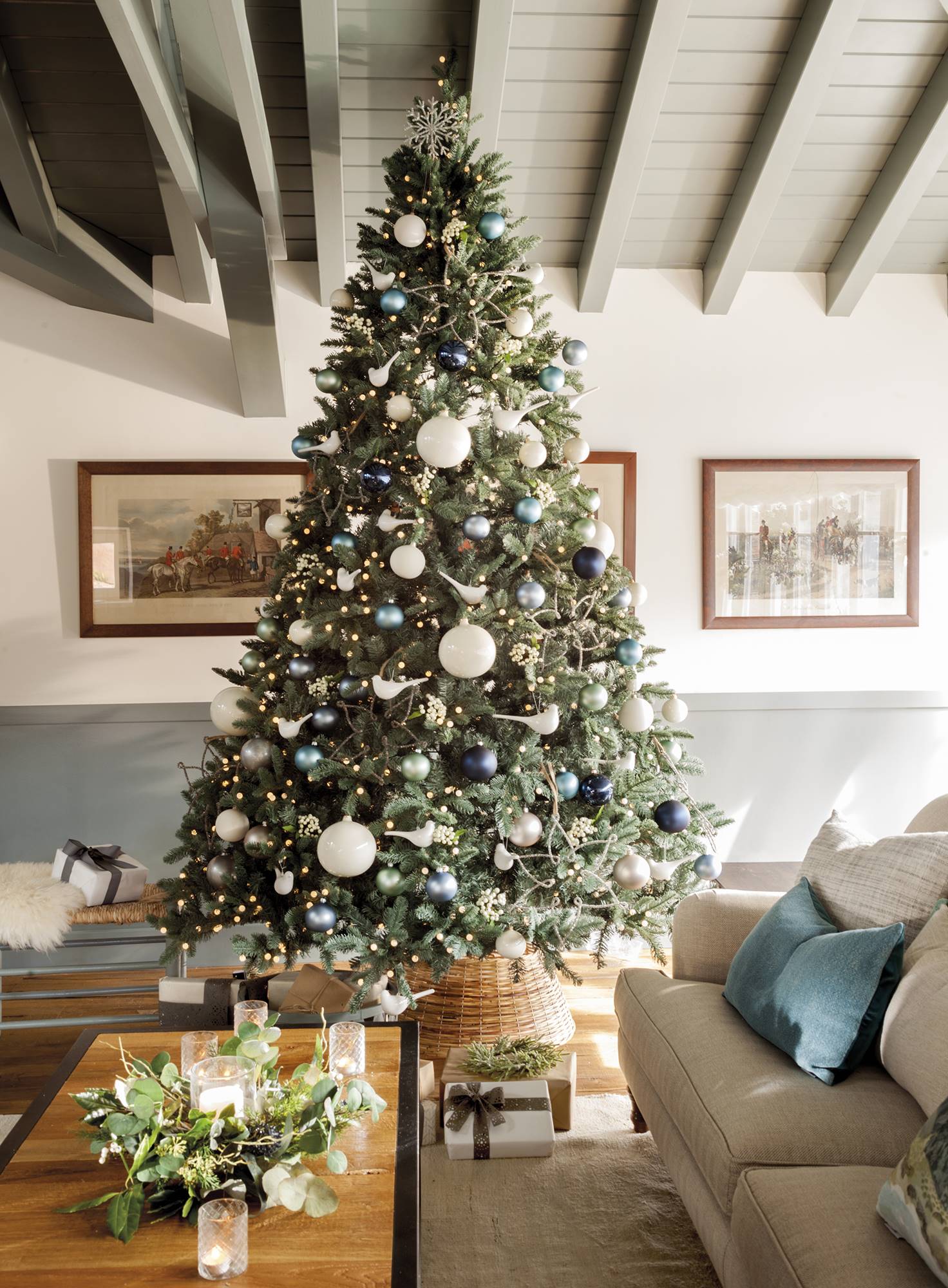 Árbol de Navidad con adornos azules y blancos.