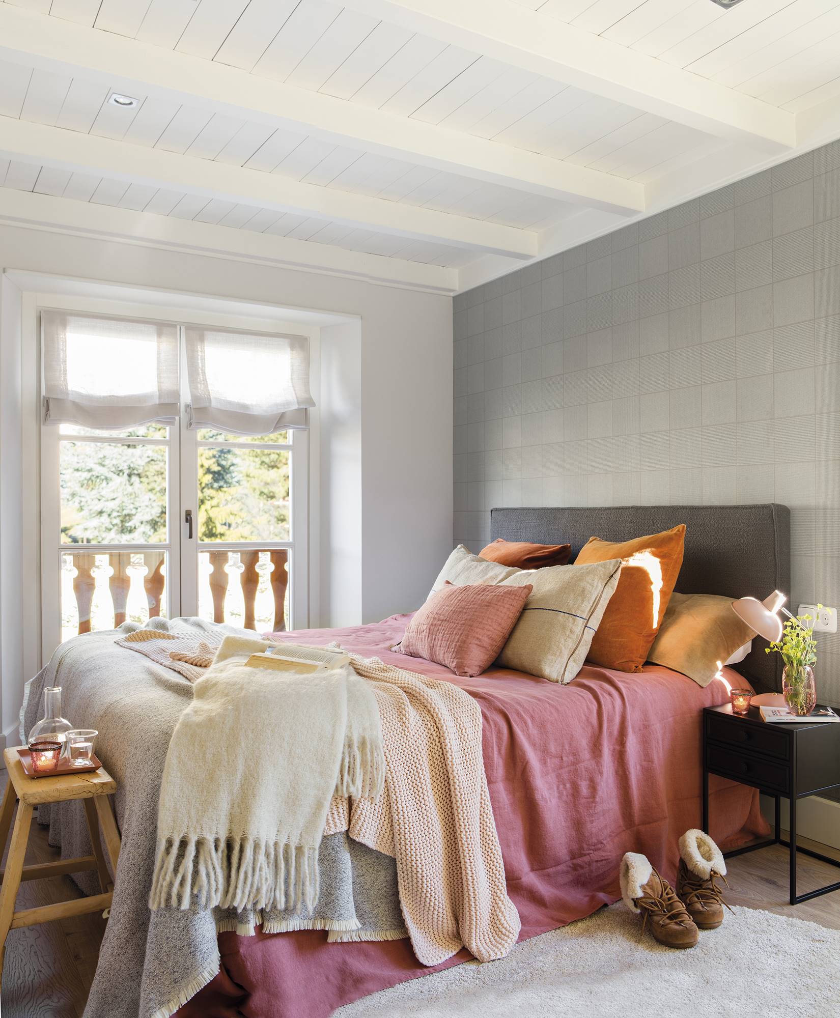 Dormitorio con pared revestida de papel pintado en casa de montaña
