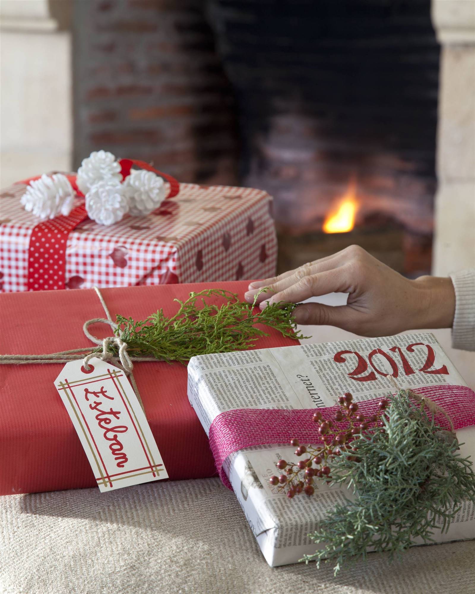 Decorar chimenea navideña con regalos.