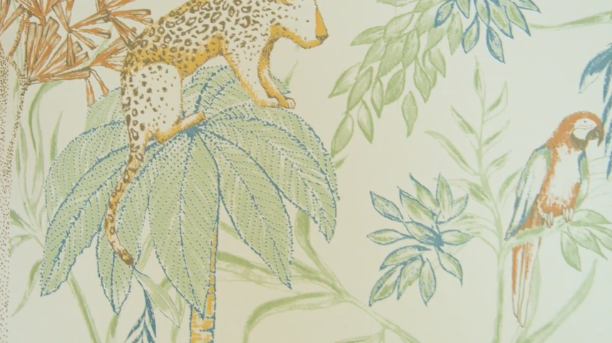 Papel pintado con motivos jungle en la habitación del hijo de María Pombo