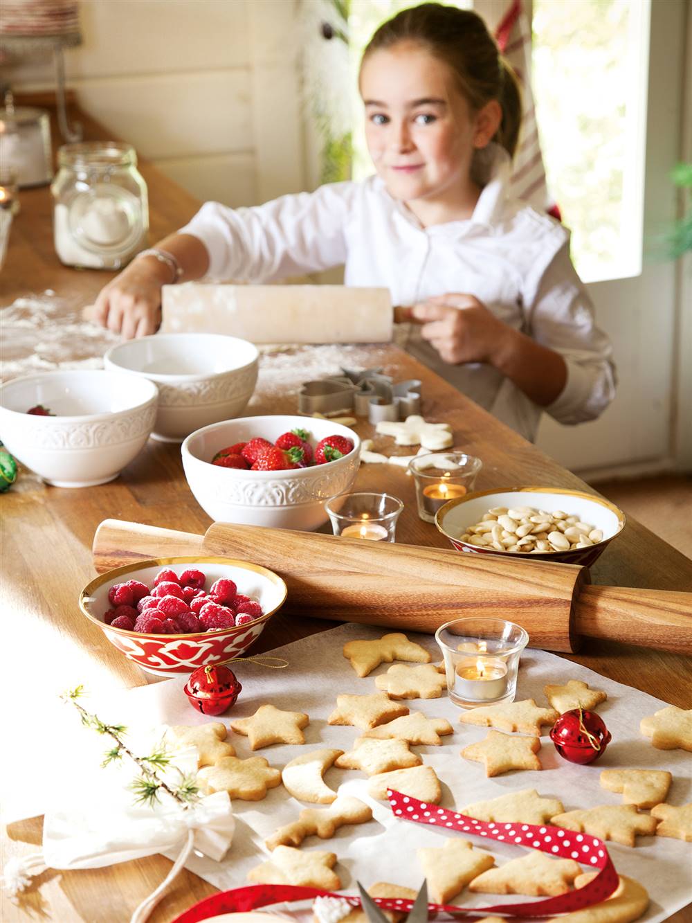 Detalle de niña haciendo galletas en la cocina por Navidad_ 00374296b