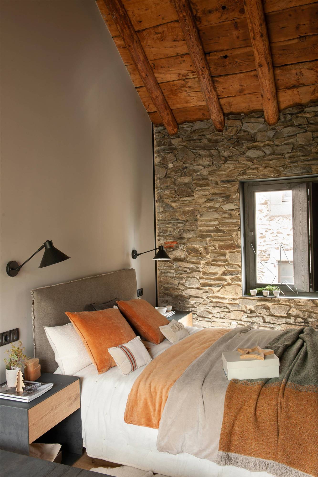 Dormitorio de invierno con cabecero de lino.