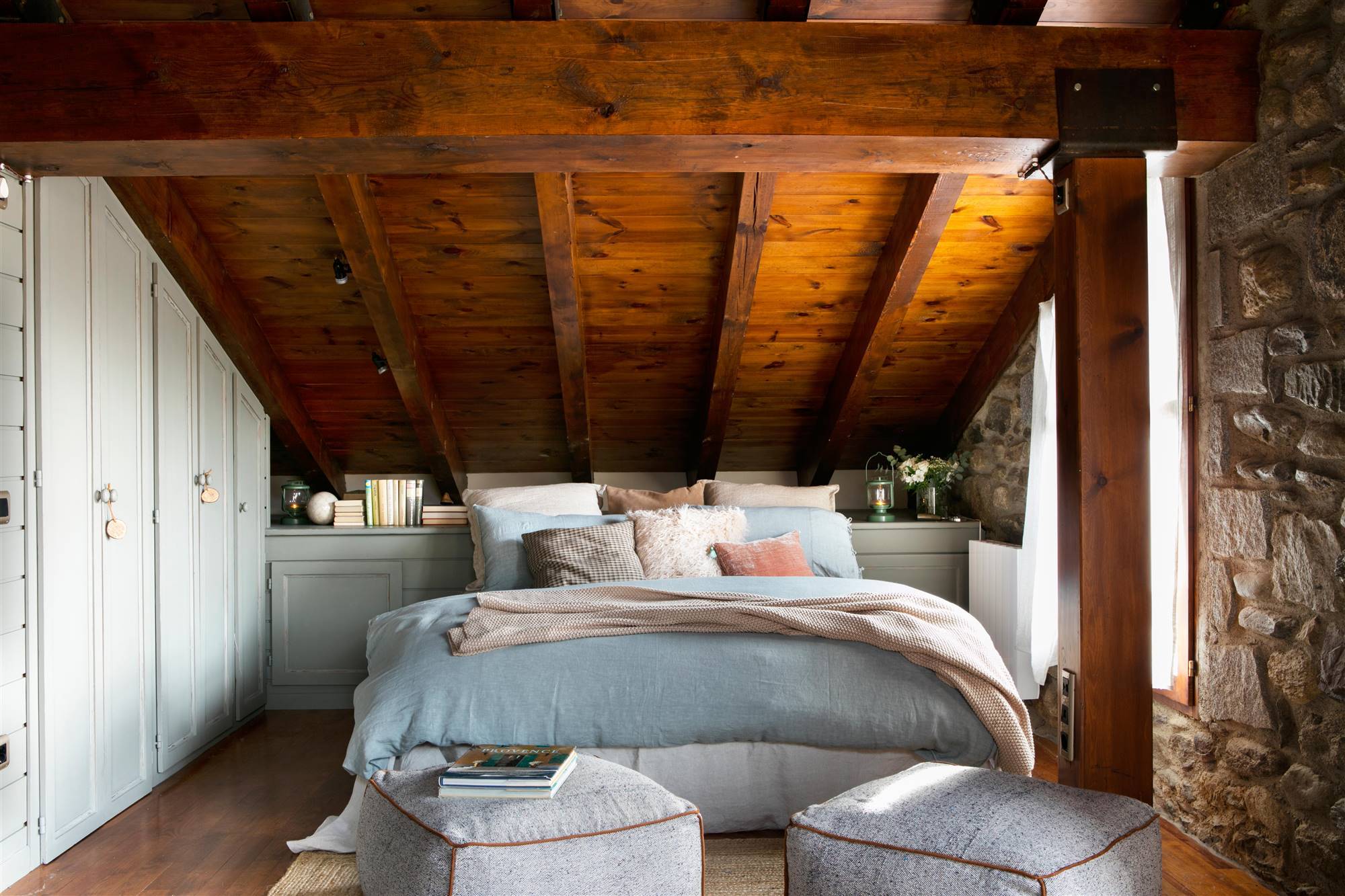 Dormitorio de invierno con techo de madera.