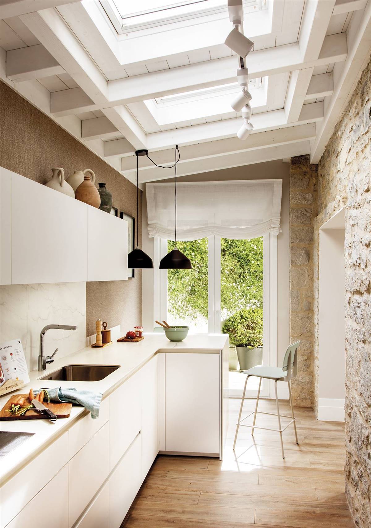 Cocina blanca con techo con claraboyas