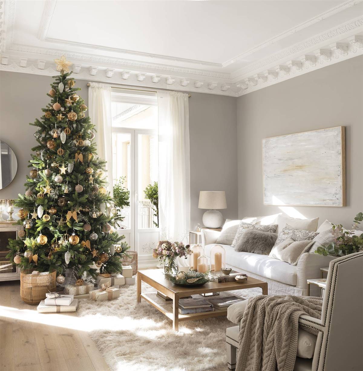 Salón de Navidad en blanco y gris con árbol
