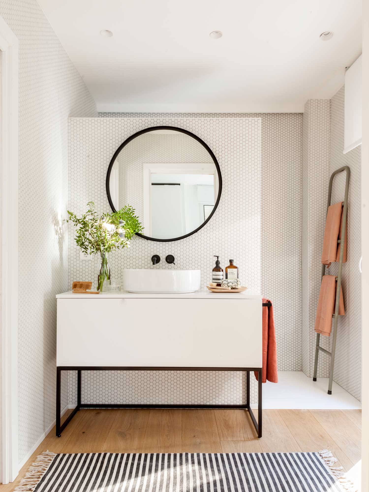 Mueble lavabo baño moderno en blanco y negro. 