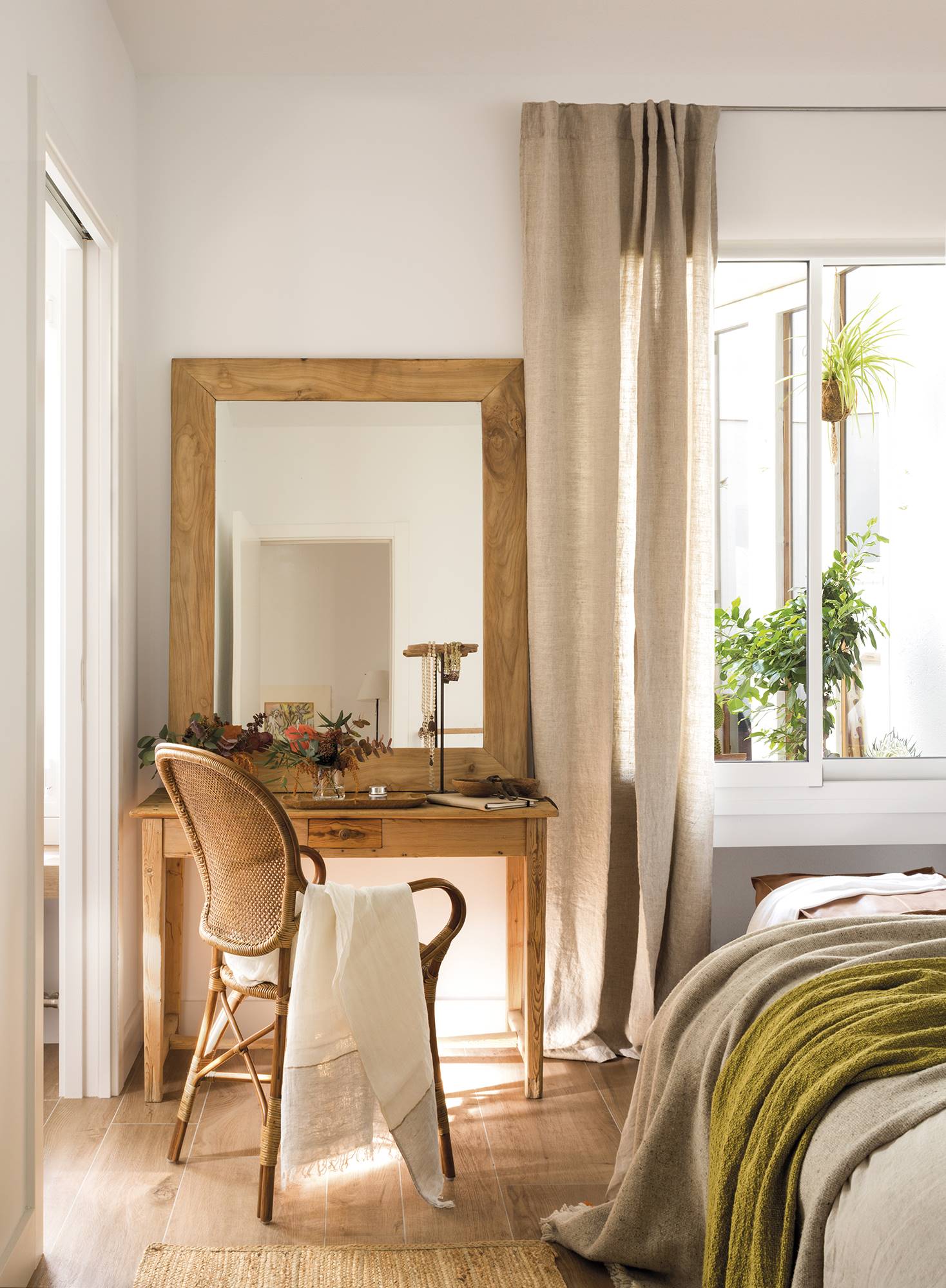 Tocador de madera en el dormitorio. 