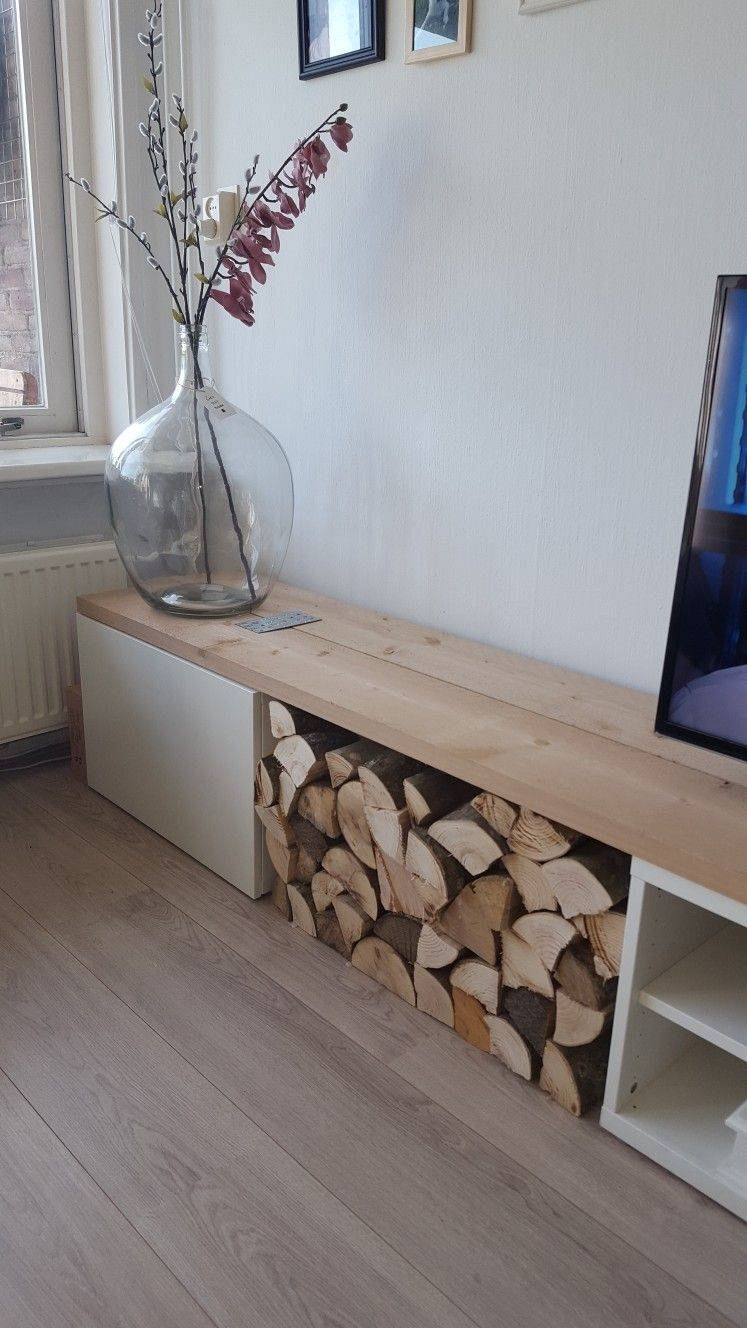 Hack del sistema de almacenaje BESTÅ de IKEA como mueble de televisión con espacio para guardar la leña