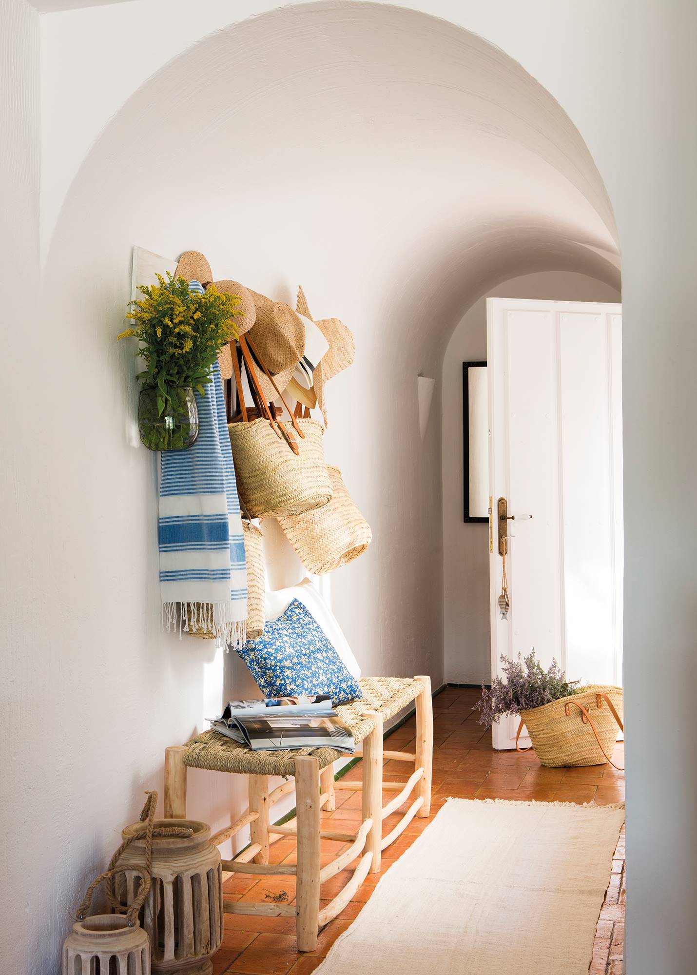 Recibidor de verano con banco de fibras naturales, alfombra pasillera y cestas 00460998b