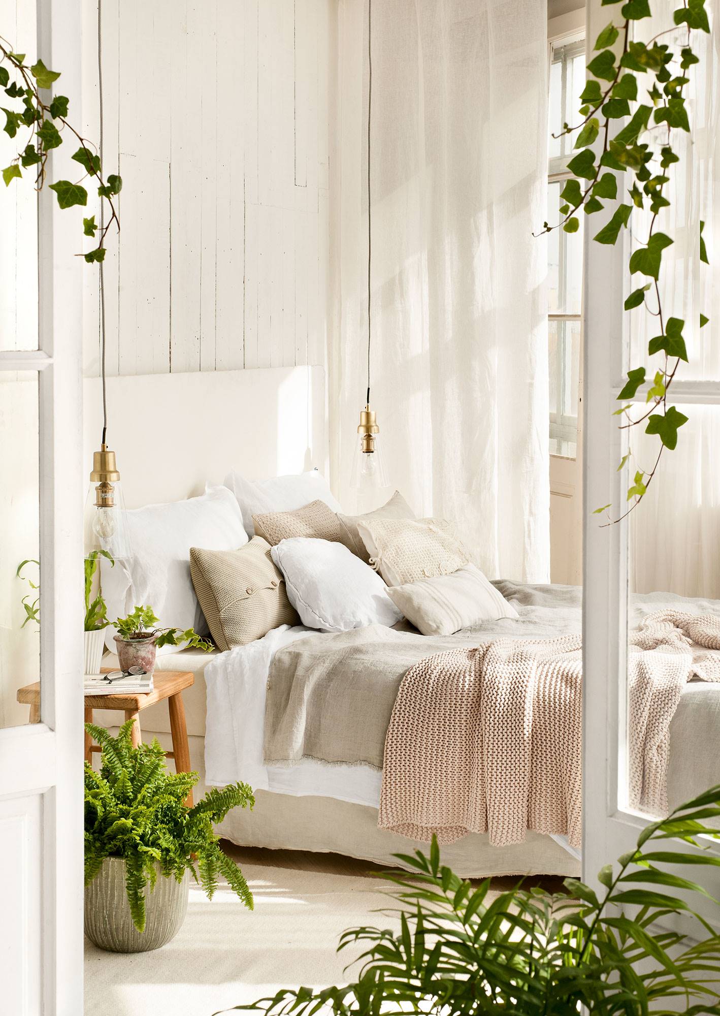 Dormitorio en blanco con plantas