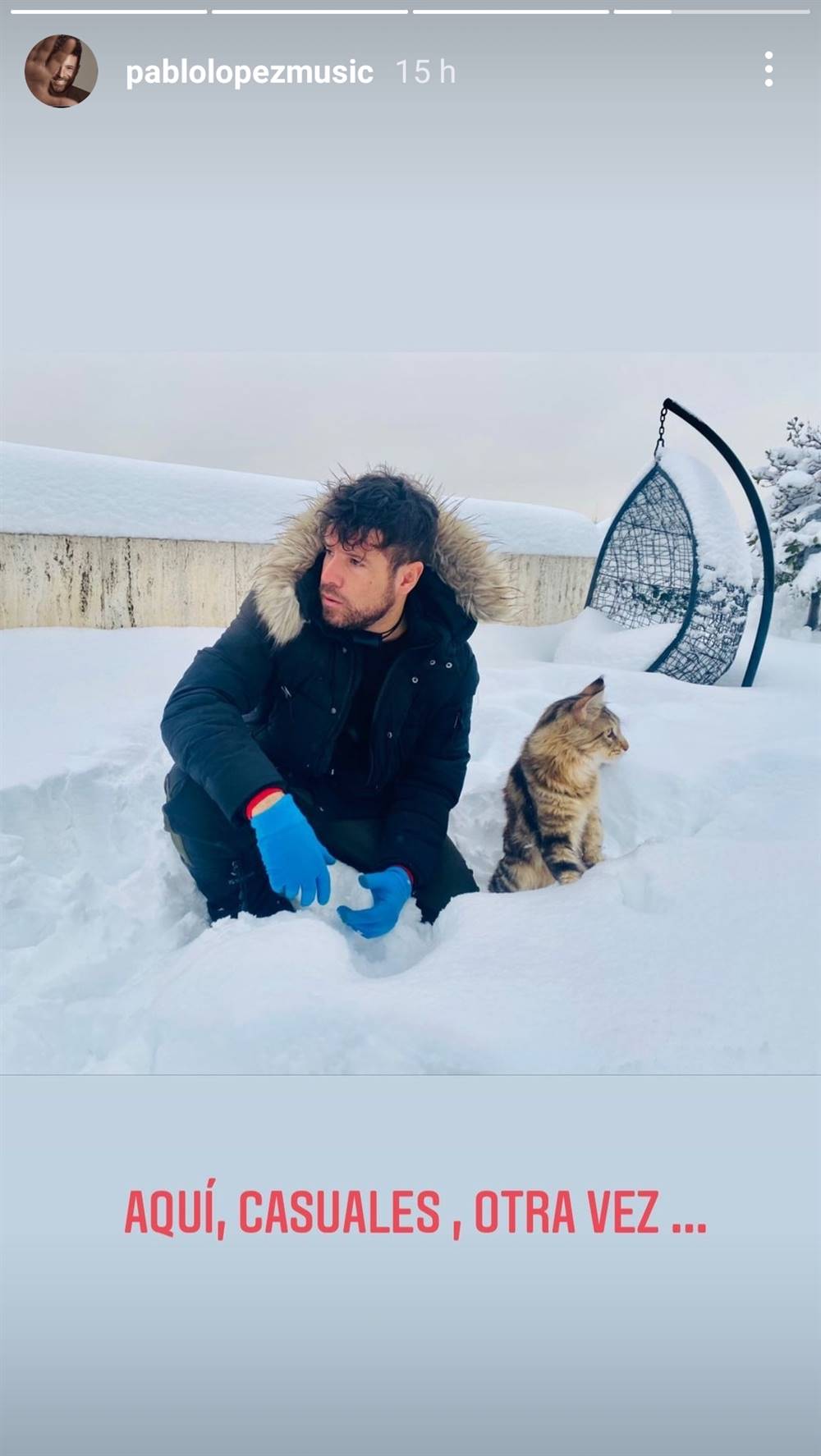 pablo lopez y su gato en la nieve