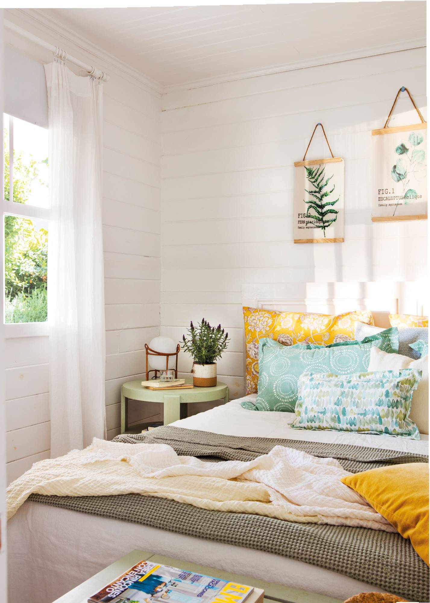 Dormitorio blanco fresco con ropa de cama amarilla y verde_00485094
