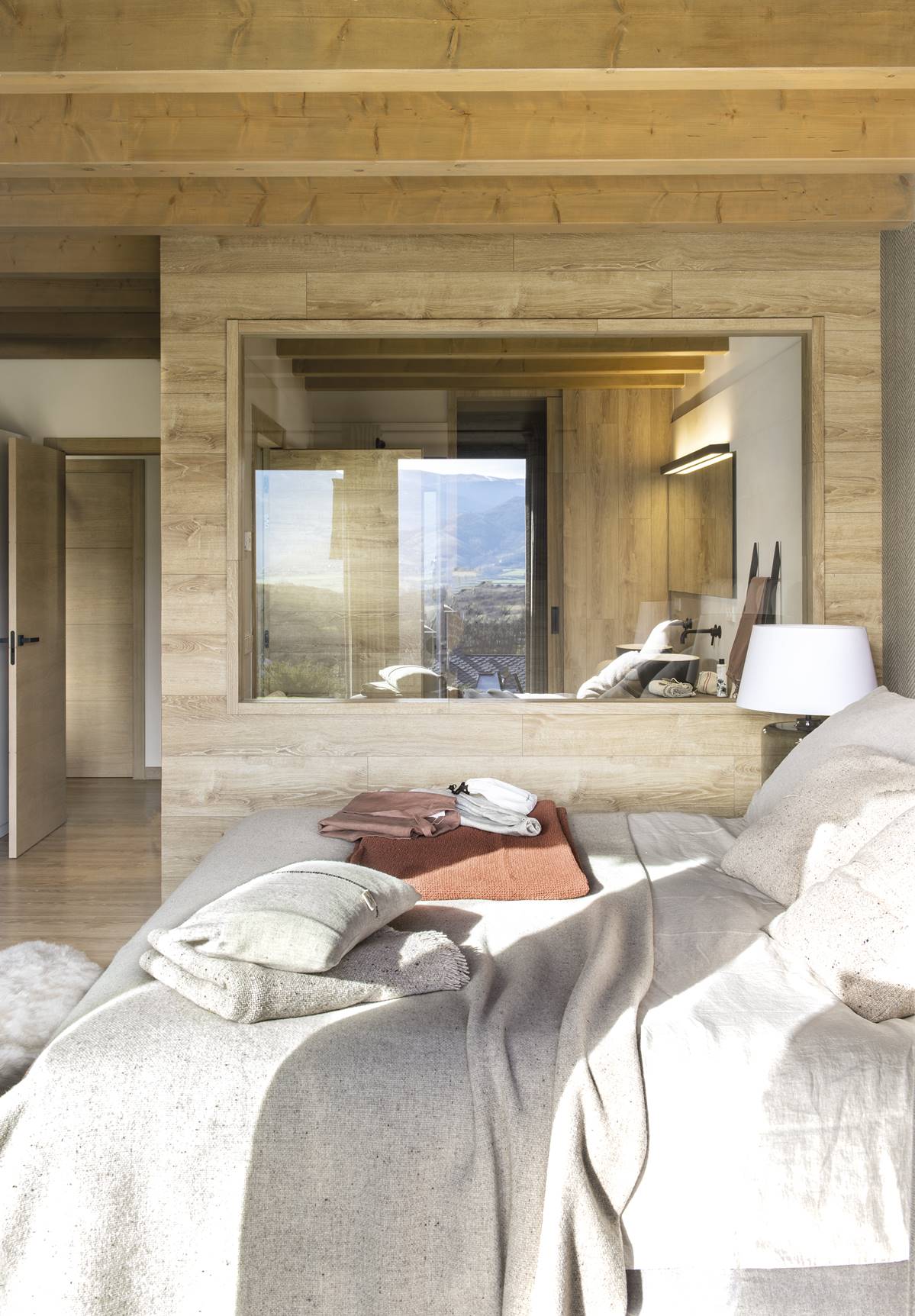 Dormitorio estilo rústico con paredes de madera.