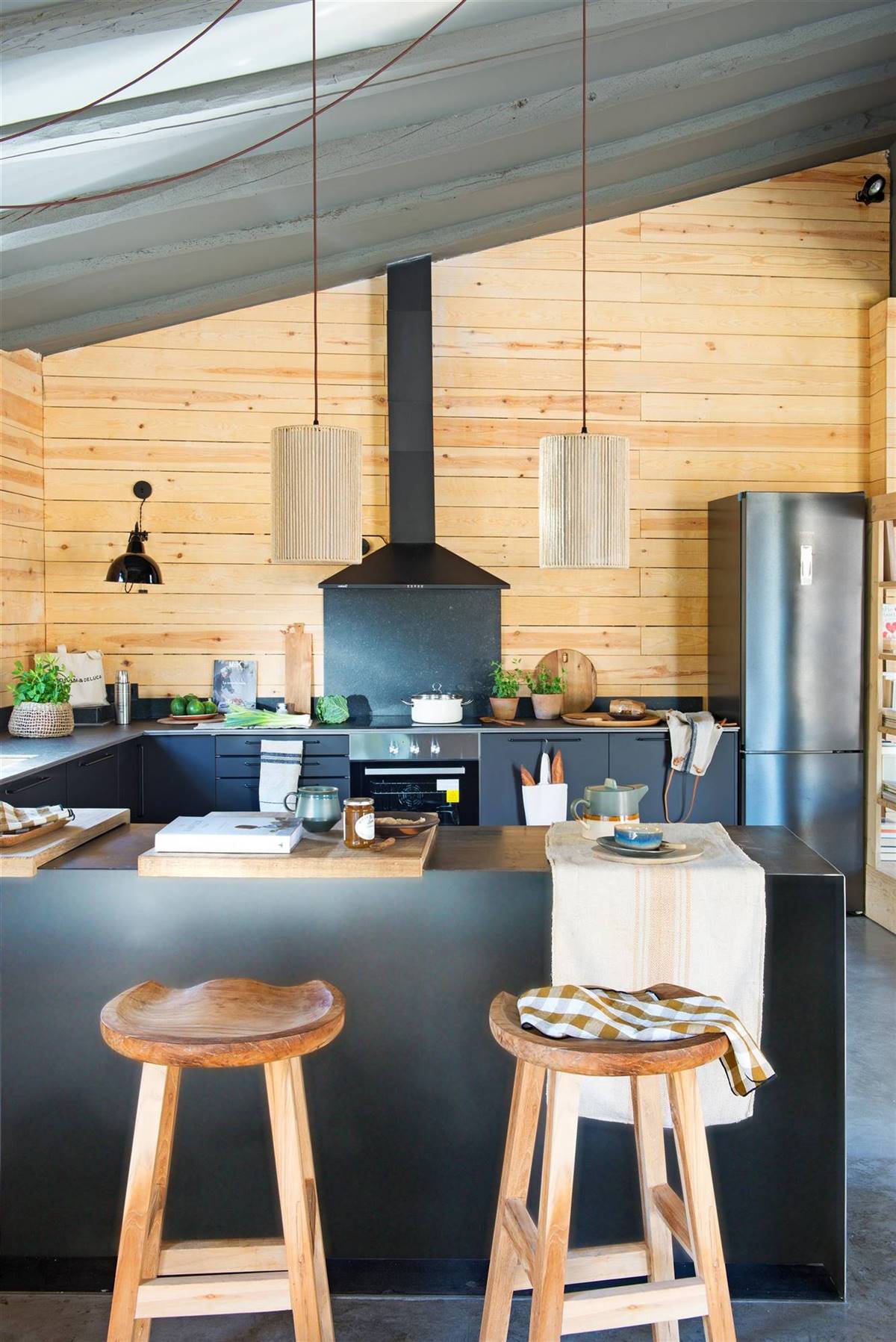 35 cocinas con barra bonitas y prácticas para inspirarte