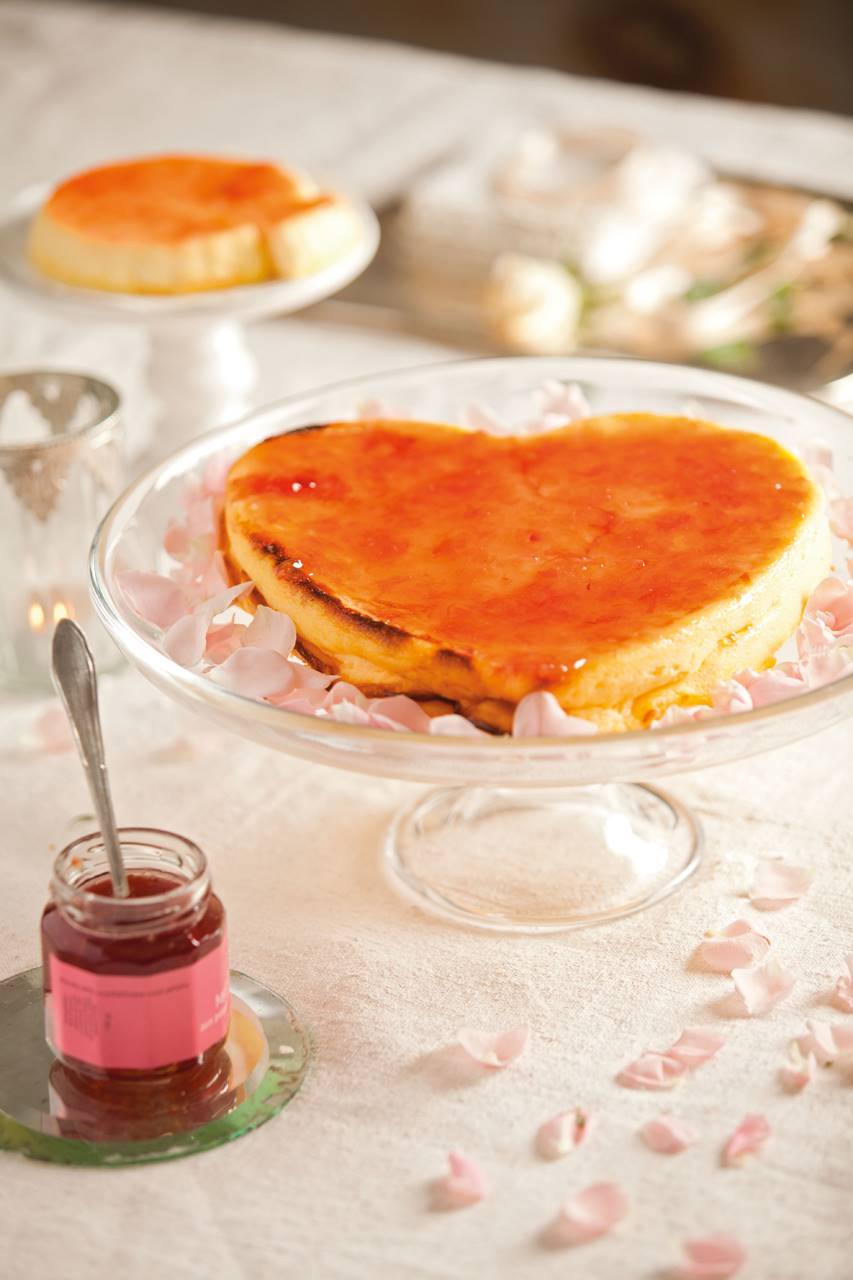 Pastel de queso y mermelada de pétalos de rosas.