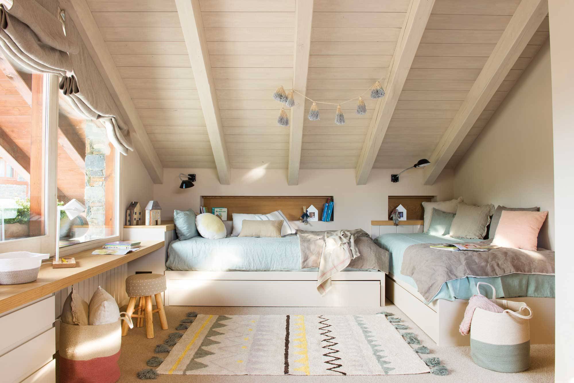 Dormitorio infantil con dos camas en madera y blanco.