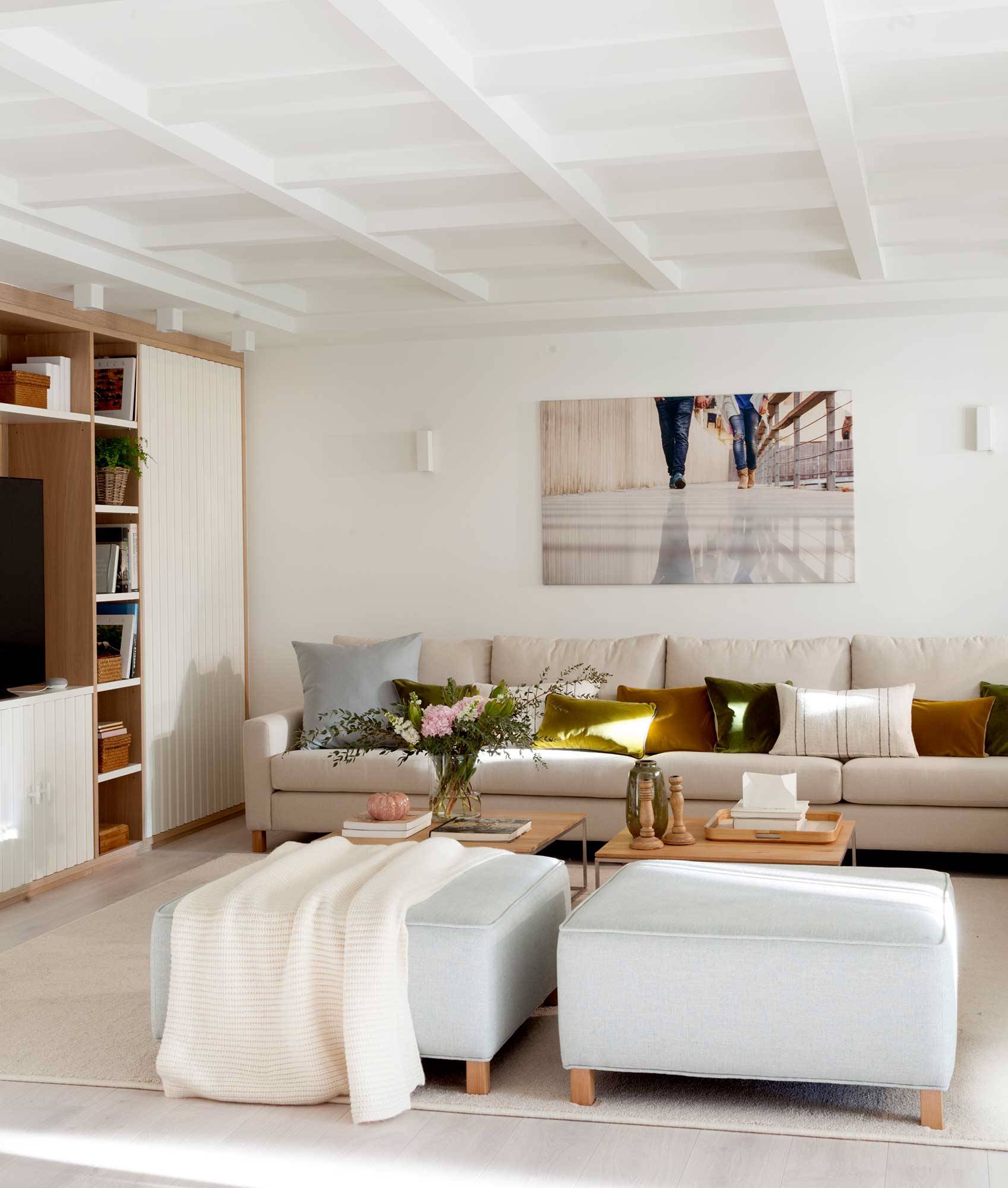 Salón con libreria y sofá XL rinconero blanco.