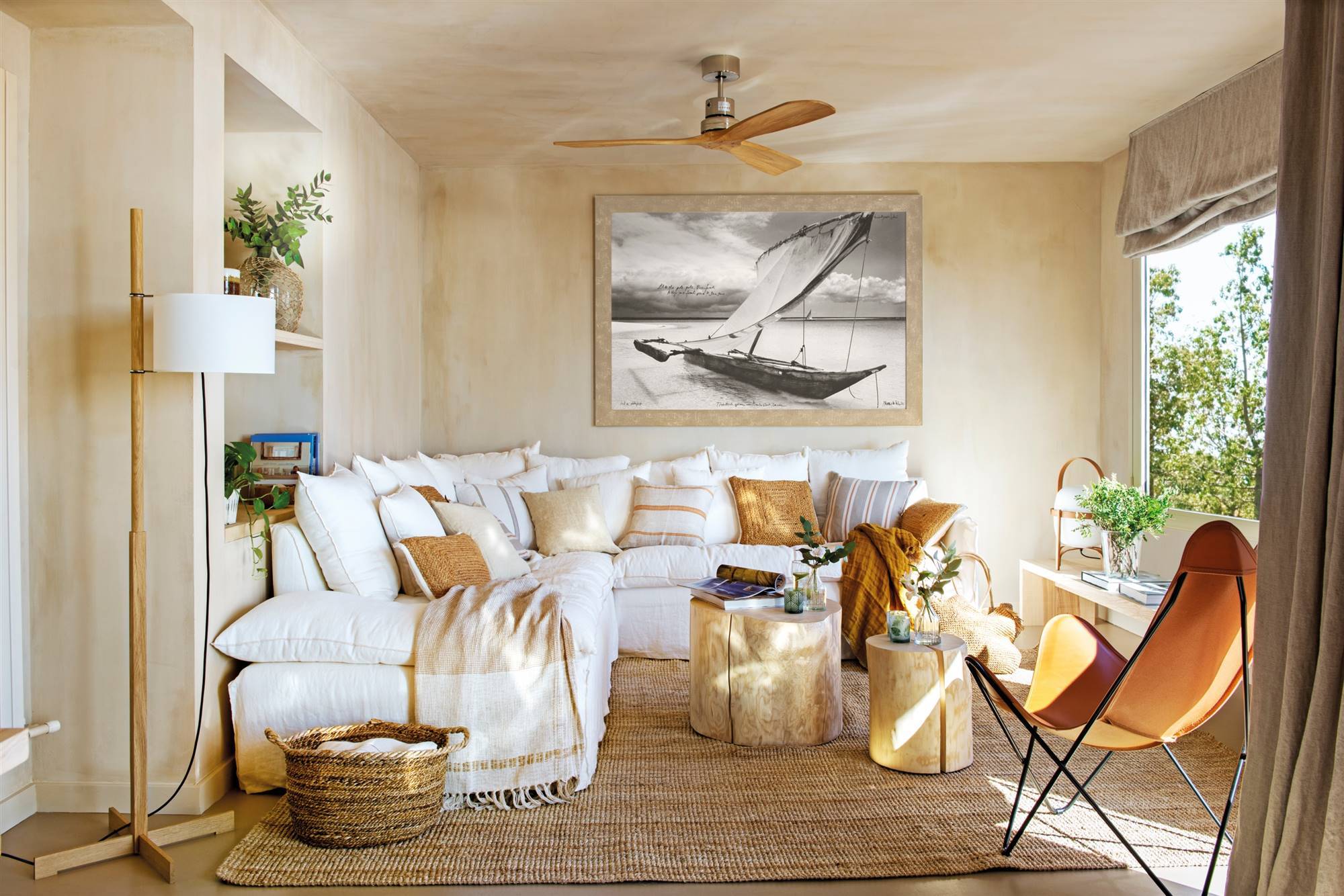Salón con sofá blanco, paredes arena y alfombra de fibras. 