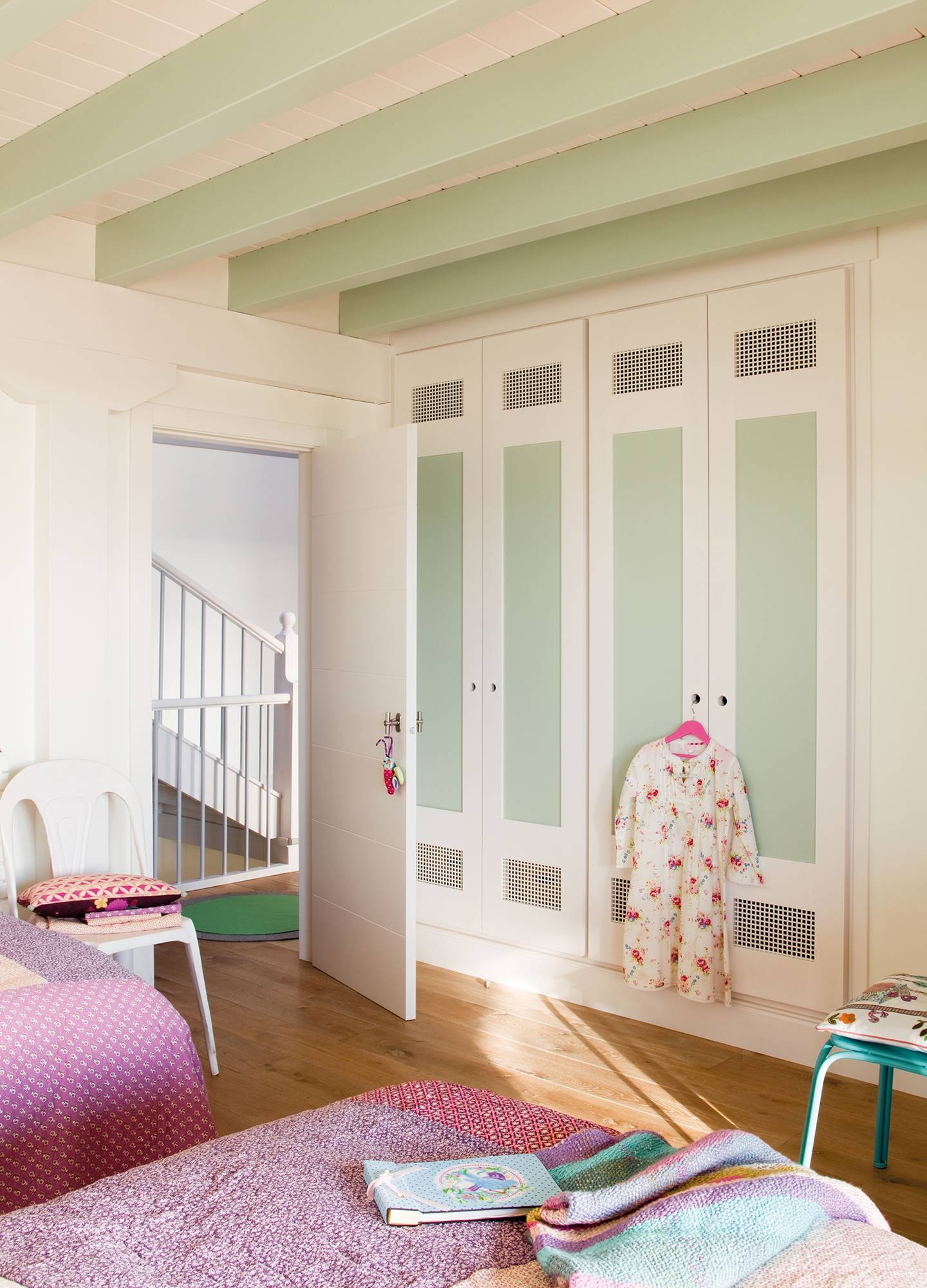 Dormitorio infantil con paredes blancas y detalles en verde 341140