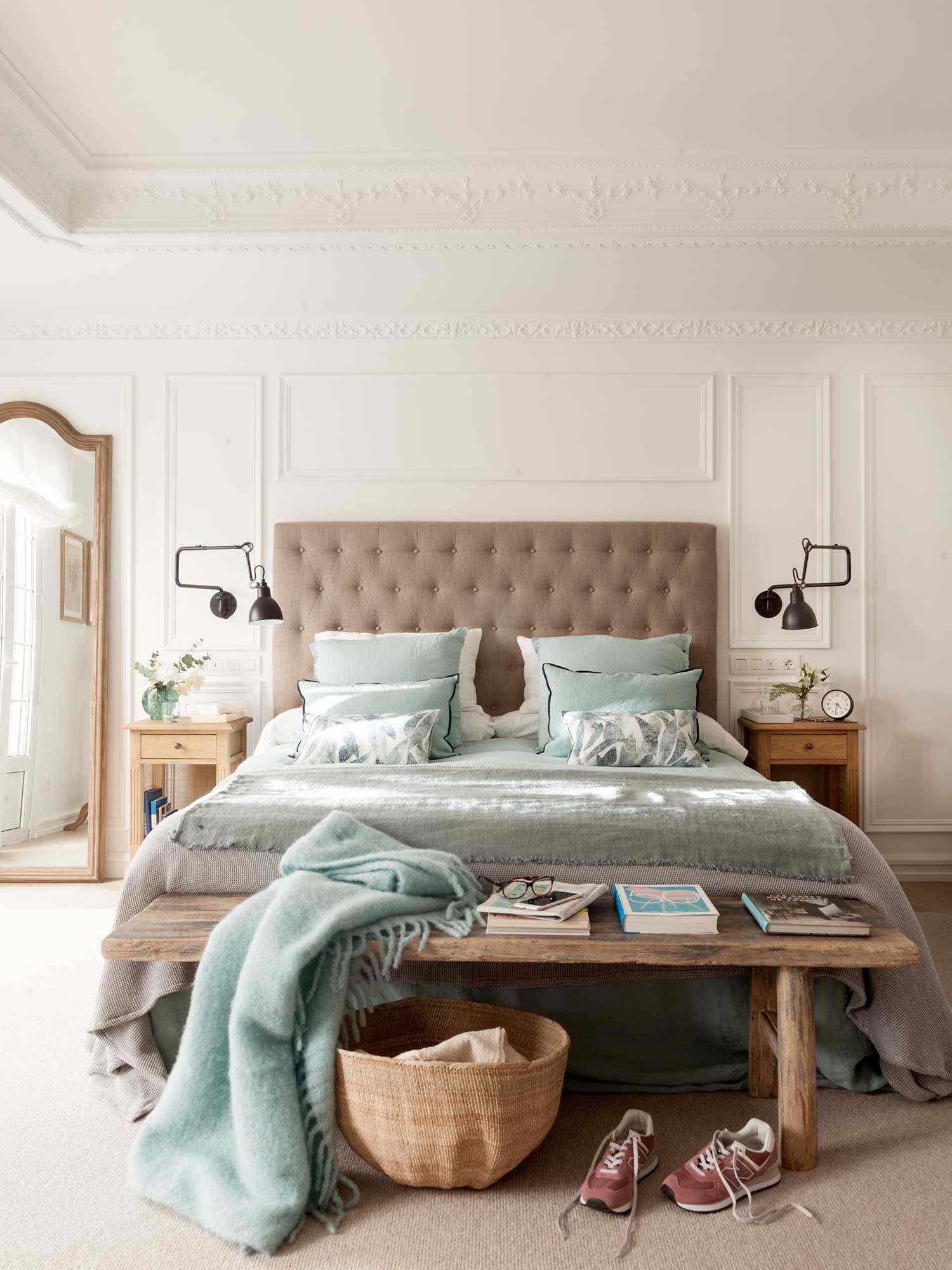 Dormitorio con molduras y cabecero tapizado en capitoné 00507001