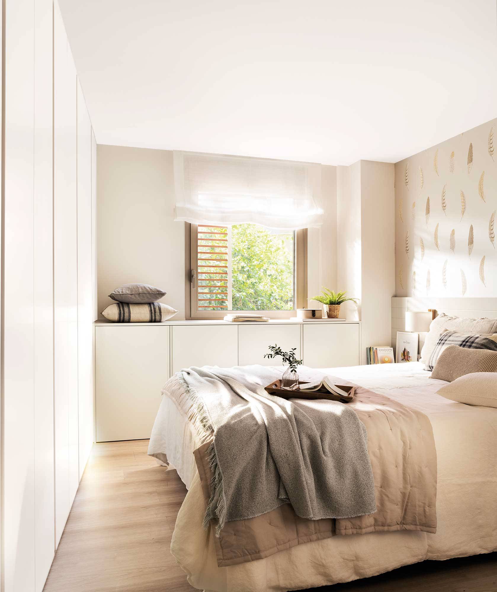 Dormitorio moderno en blanco con pared cabecero con papel pintado. 