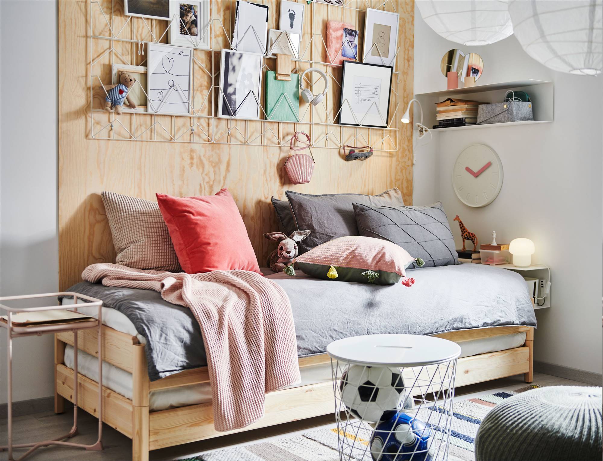 Dormitorio juvenil de IKEA con cama UTÅKER de pino