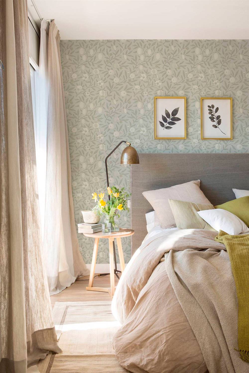Dormitorio con papel pintado floral en color verde