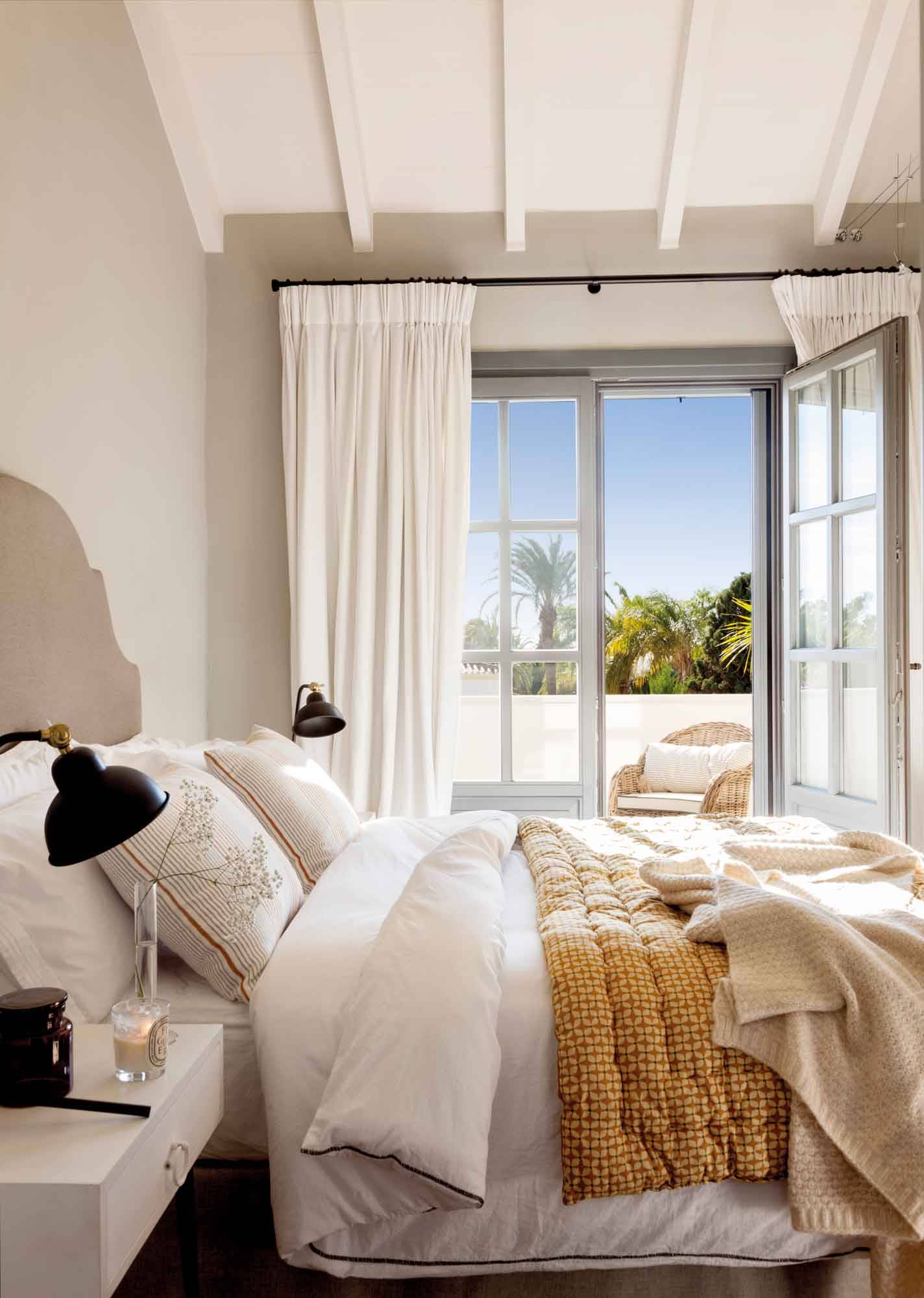 dormitorio-confortable-con-ventana-y-balcon-00519603