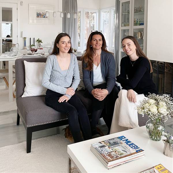 Casas de lectoras: la casa "especial y única" de Isabel, Sofía y Paloma (una madre y sus dos hijas) en Granada