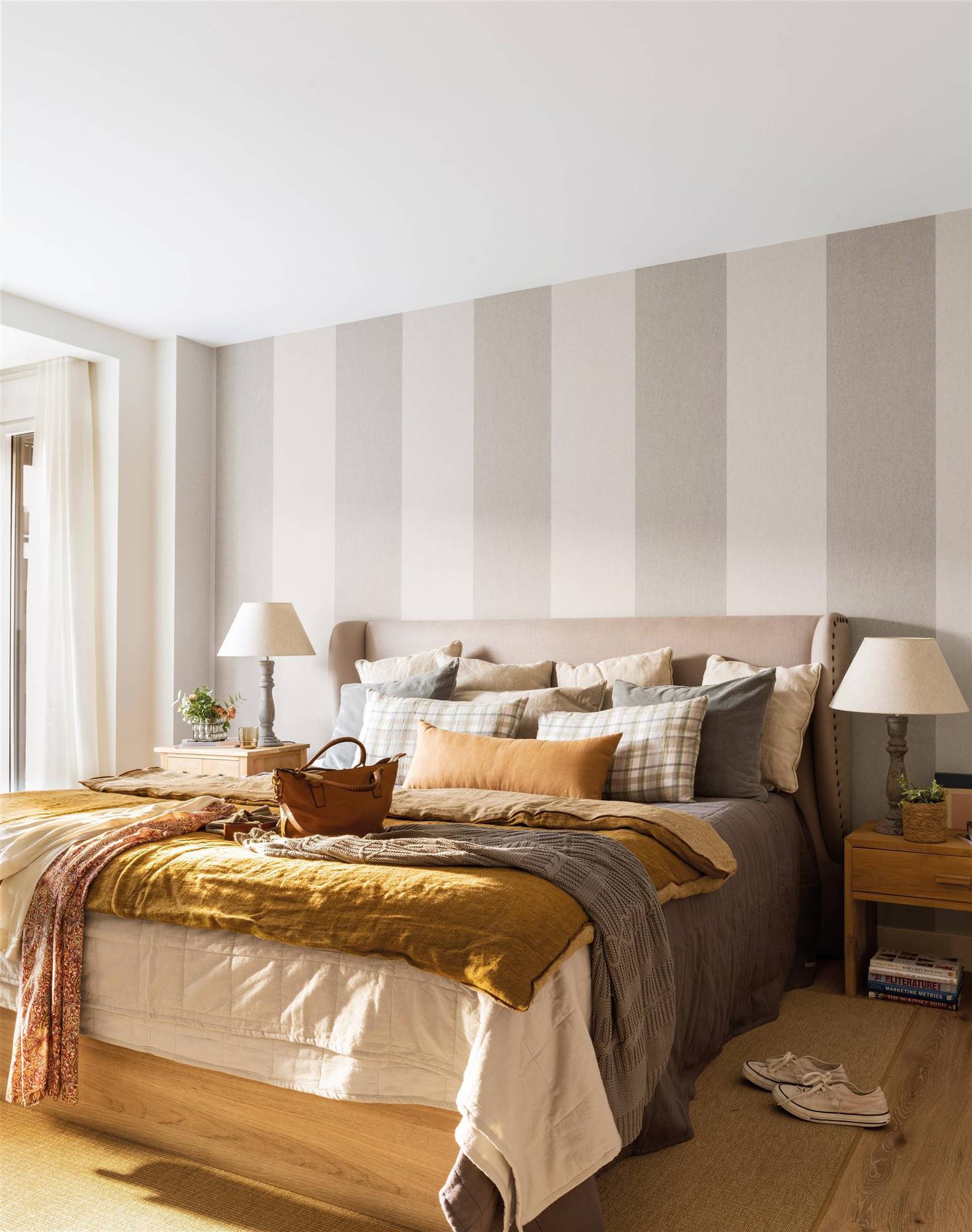 Dormitorio con papel pintado de rayas.  
