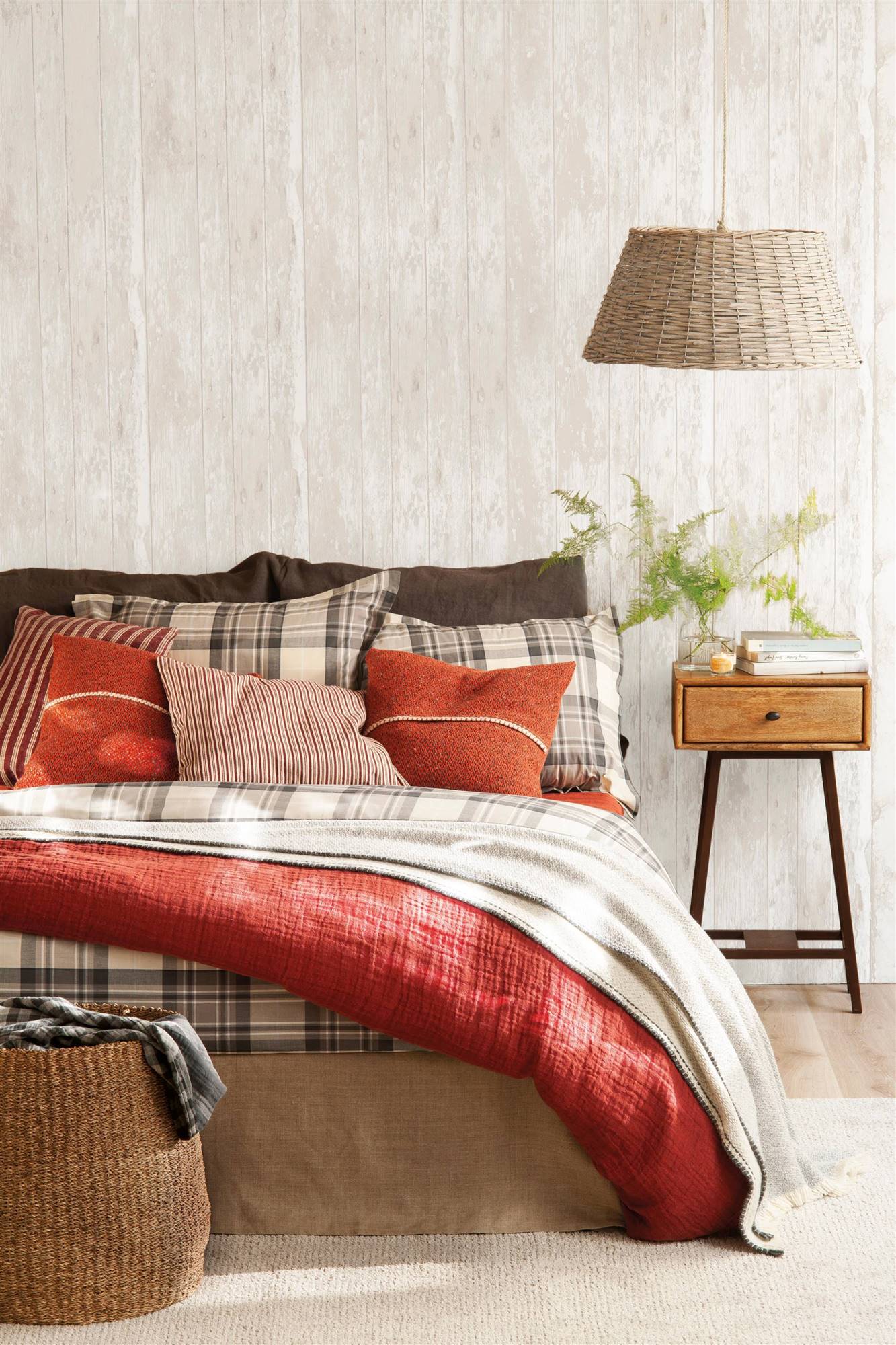 Dormitorio de invierno con papel pintado que imita la madera. 