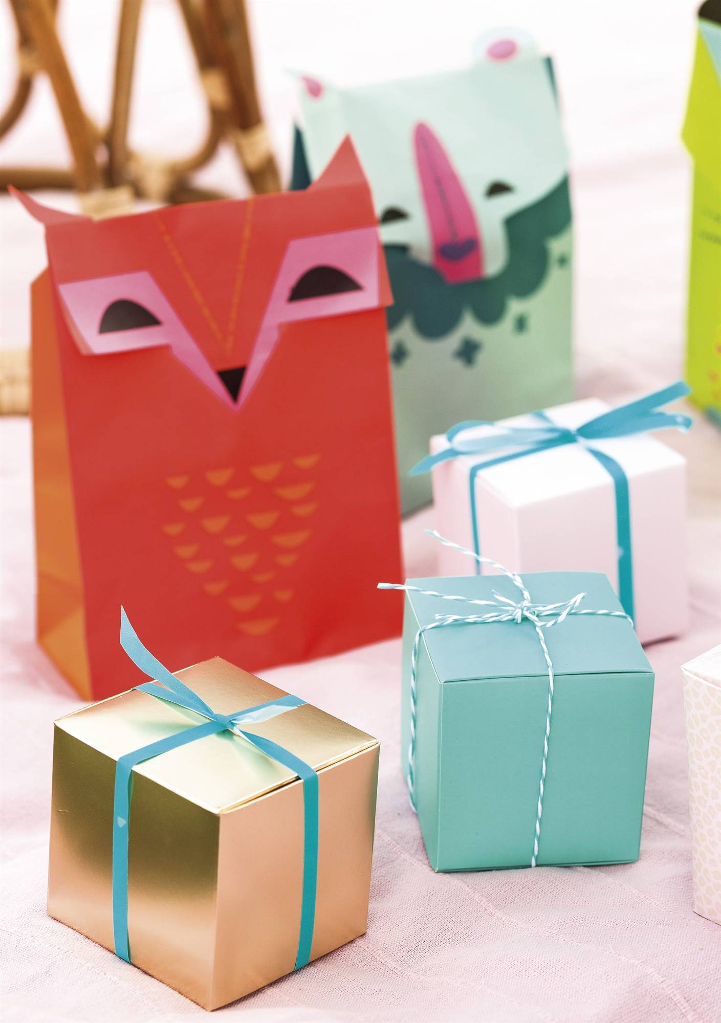 Cajas de regalo con diferentes colores y cintas