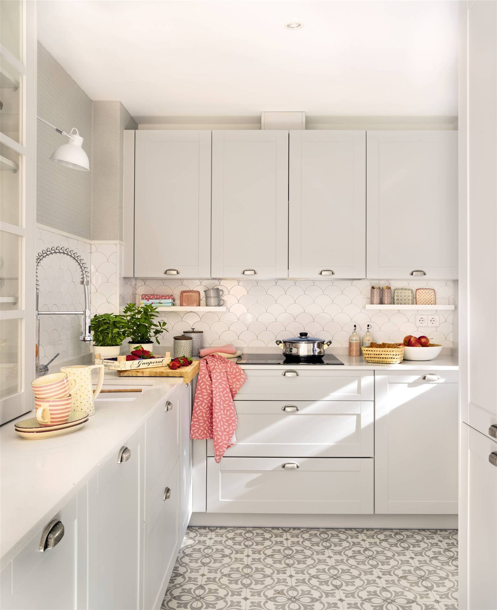 Cocina en rosa con azulejos en el suelo y en el antepecho.