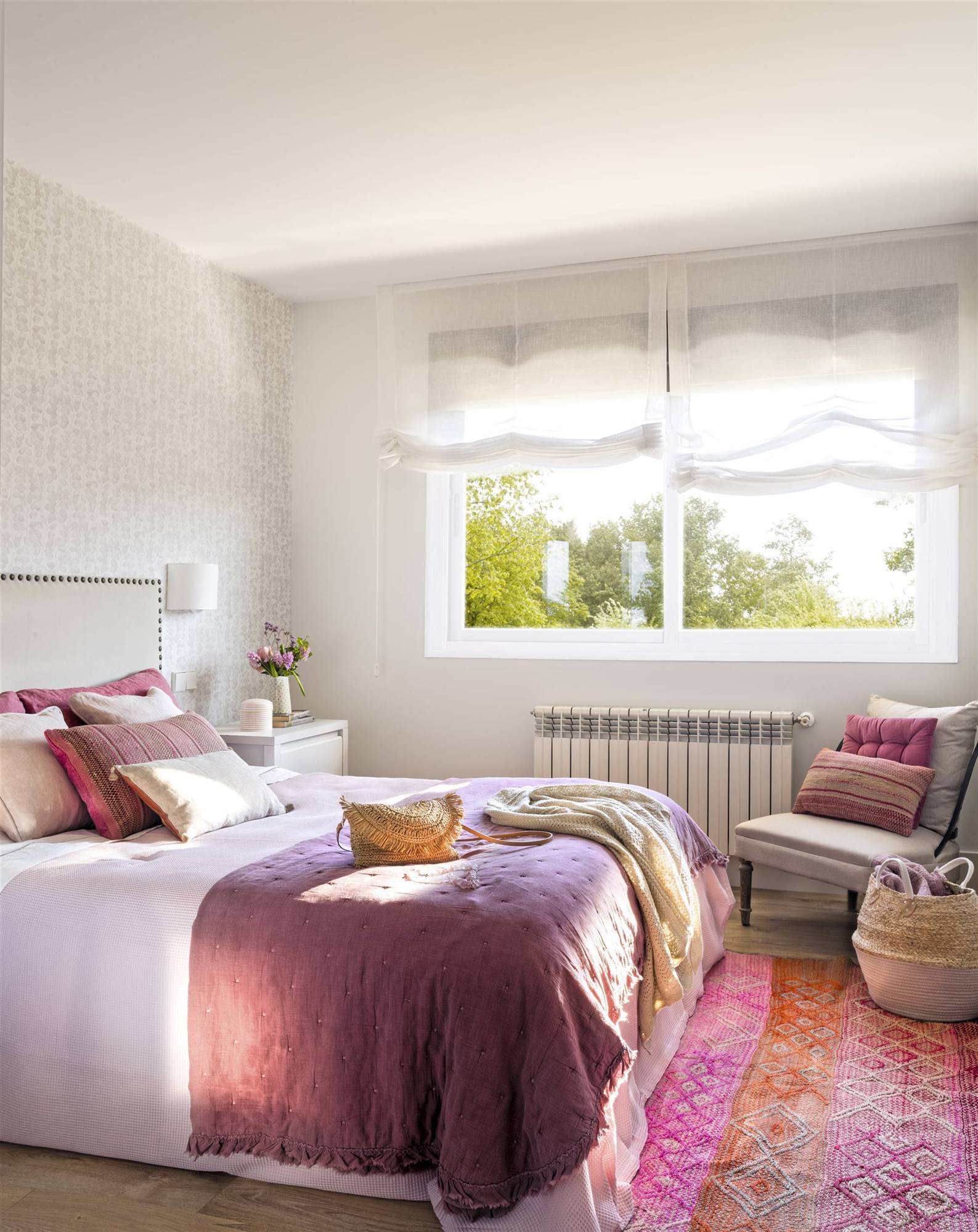 Dormitorio rosa empolvado con cabecero tapizado de lino. 