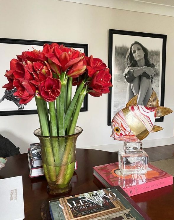 Jarrón con flores y fotografías en casa de Naty Abascal en Madrid, vía Instagram