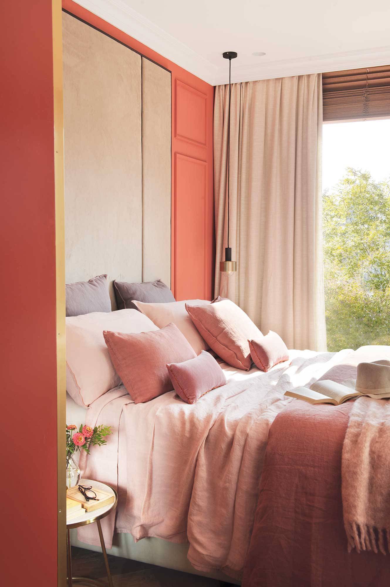 Dormitorio con cabezal tapizado en gris y cojines en rosa 00470681 