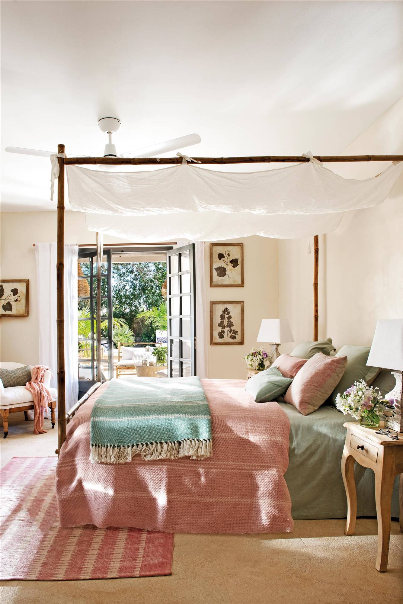 Dormitorio de primavera con cama con dosel y ropa de cama en rosa y turquesa.