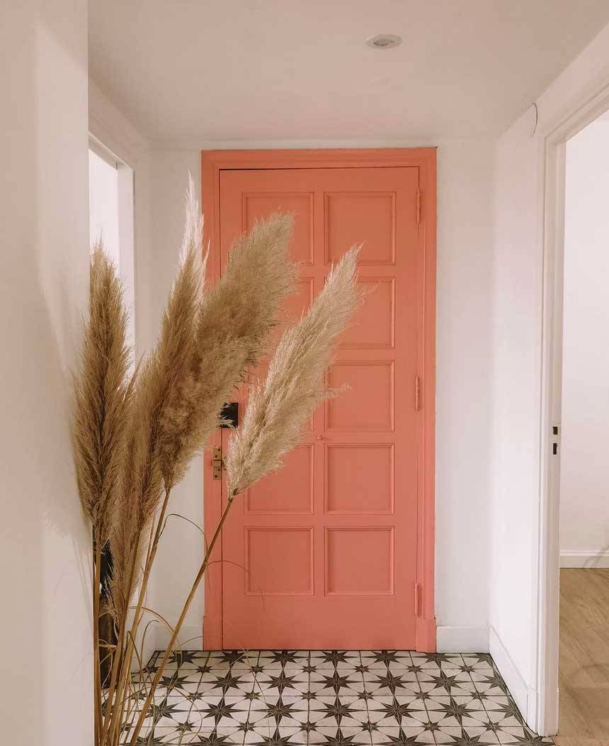 entrada-con-puerta-de-color-rosa-pasoapasoblog