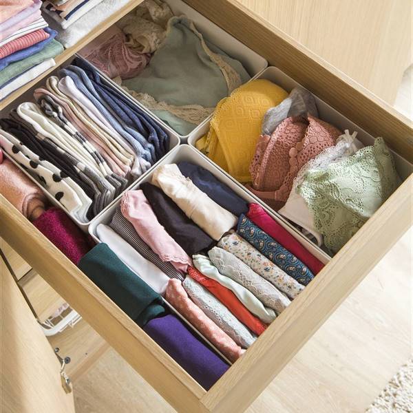 ¿Qué te roba sitio en el armario? Consejos para que tu ropa ocupe menos