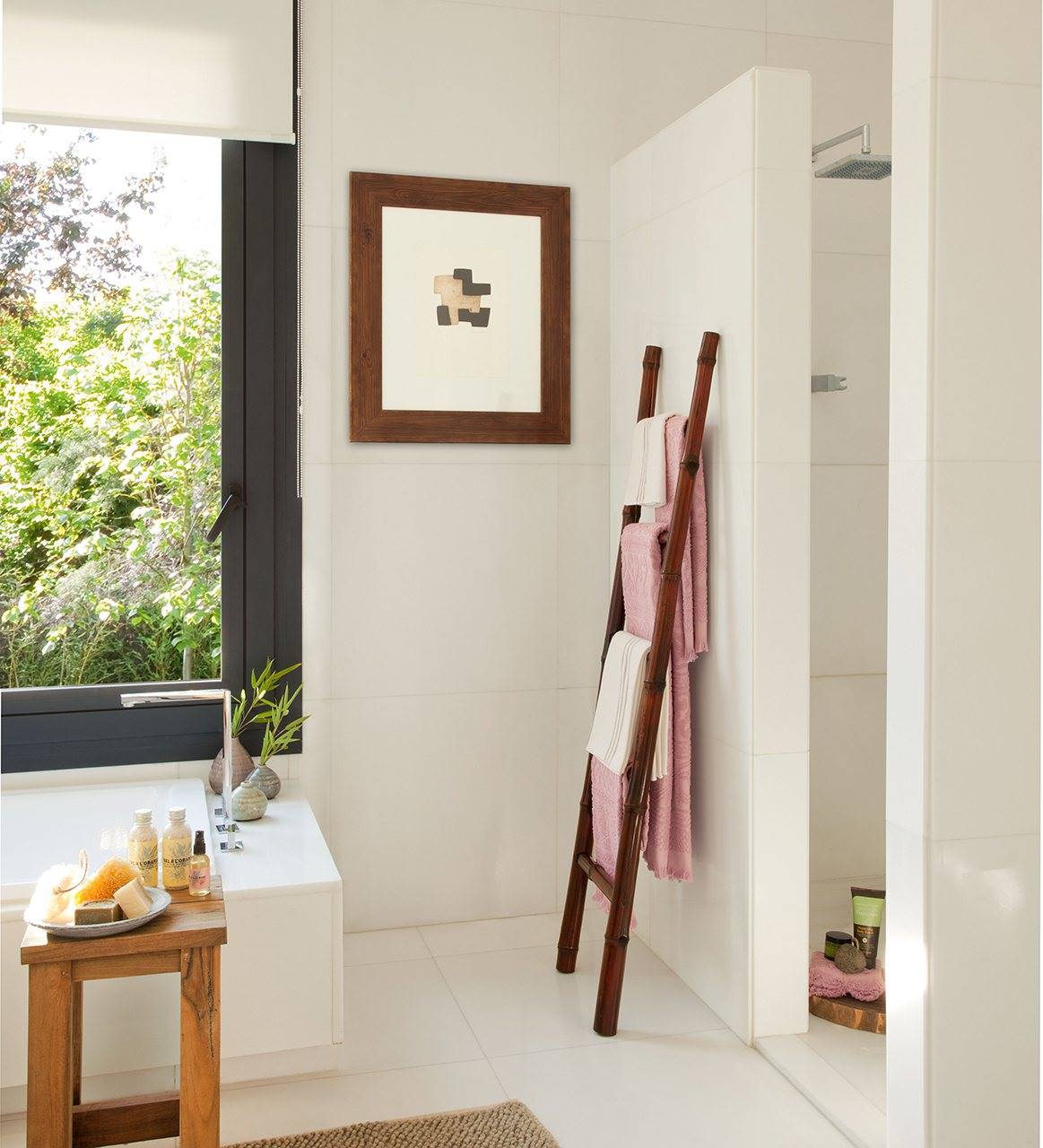 Baño con ducha y bañera y detalle toallero y con escalera de madera 