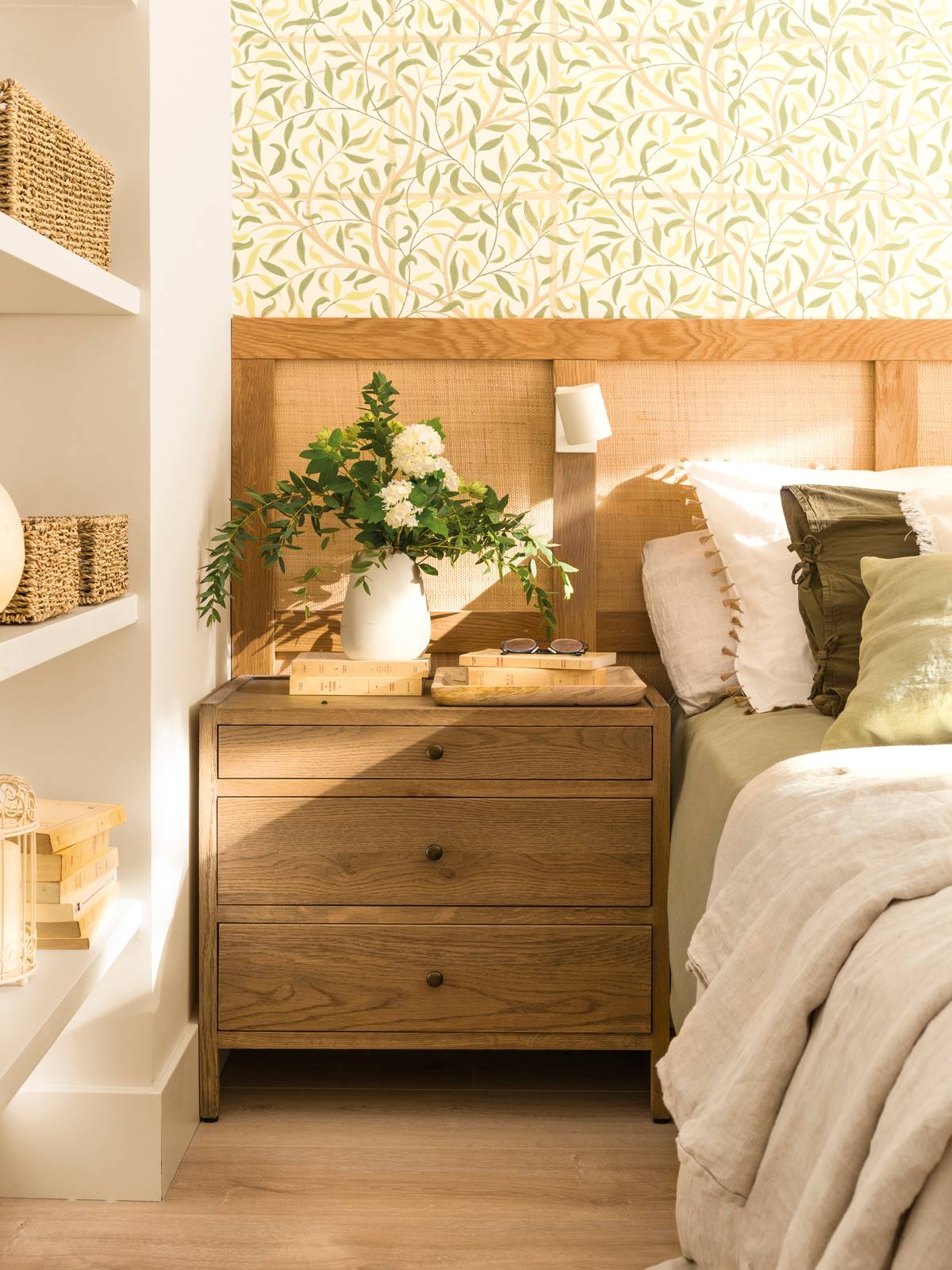 Dormitorio con cabecero de madera a medida. 