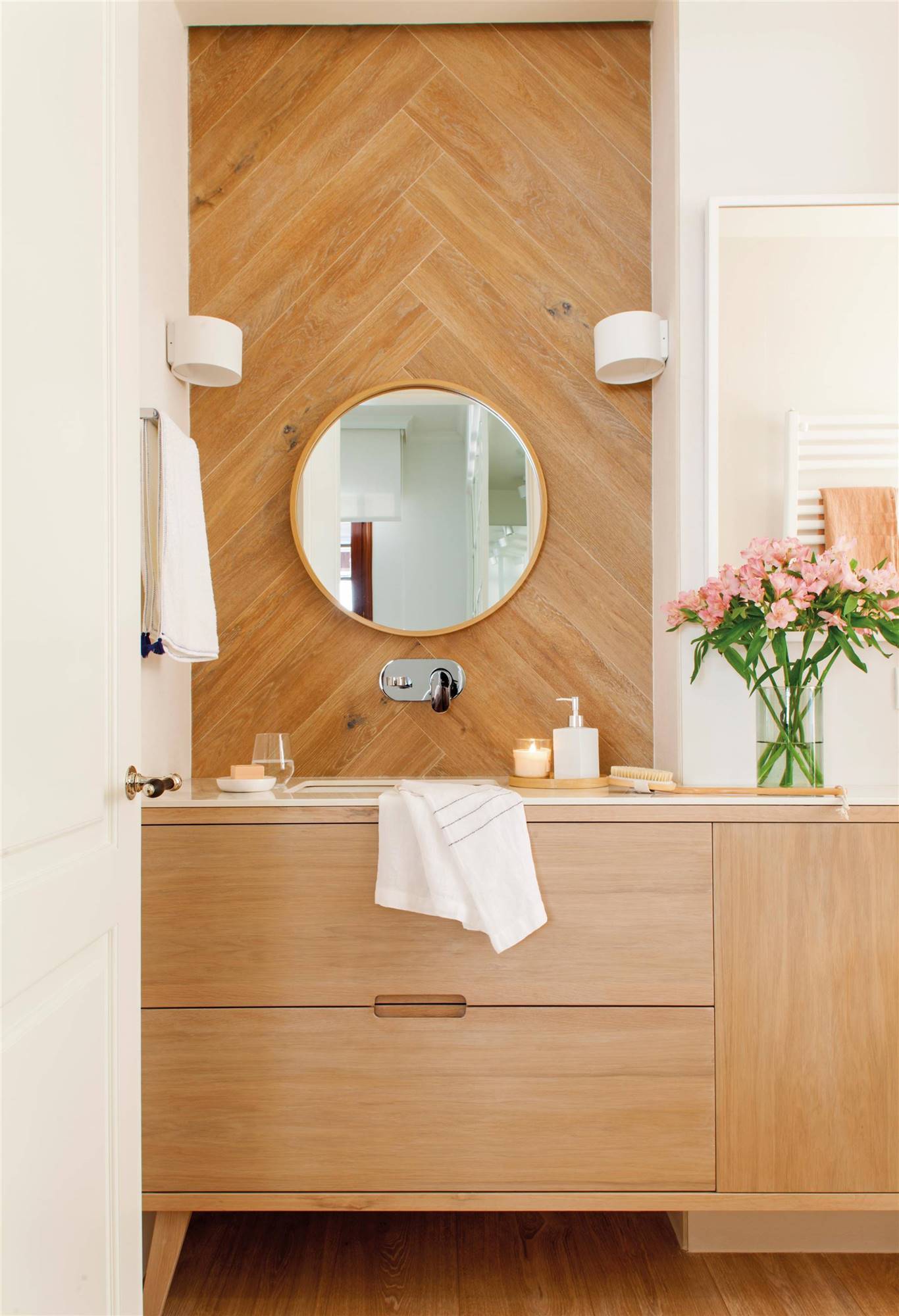 Baño con revestimiento de pared de madera a juego con el mueble bajolavabo.