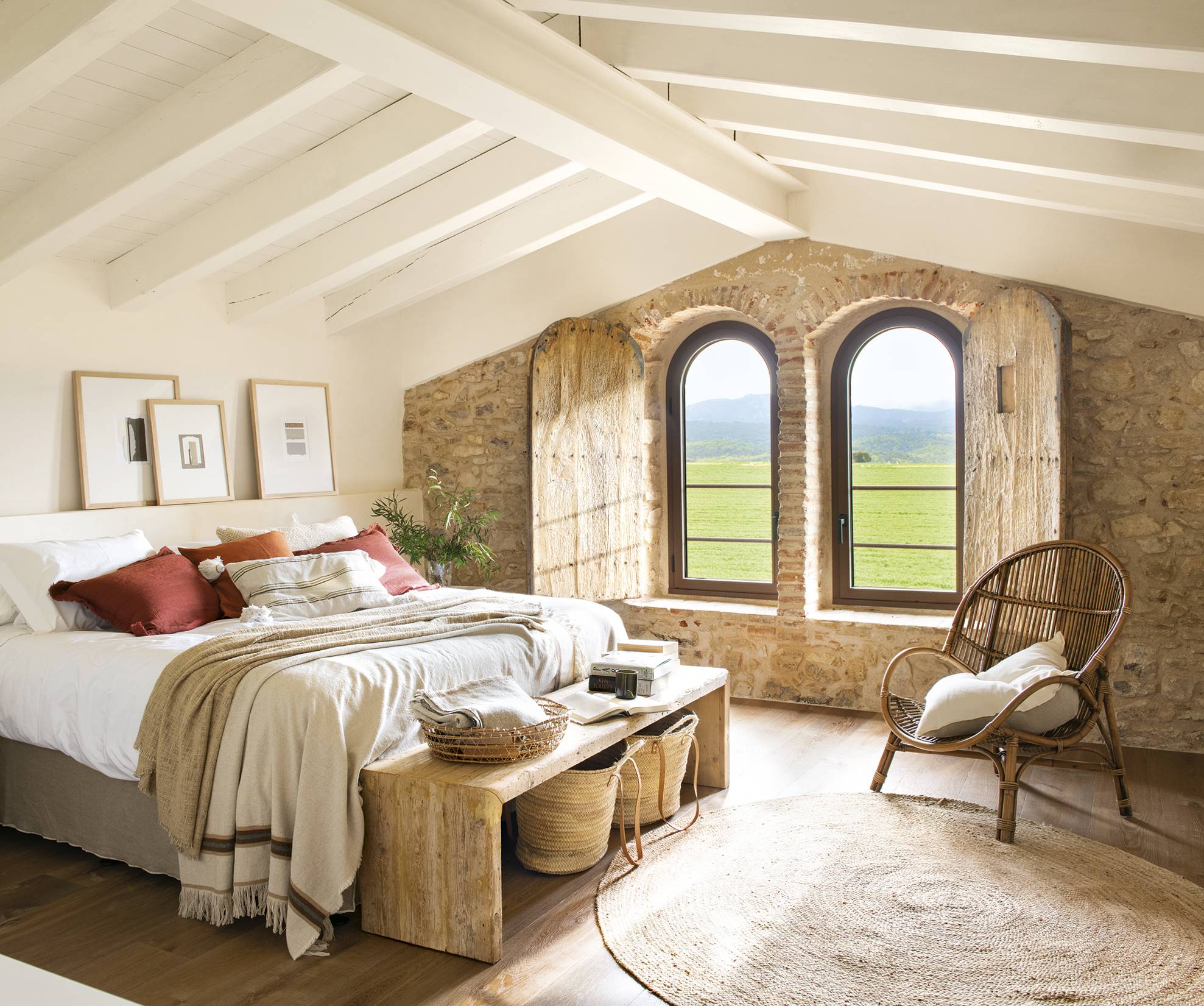 Dormitorio principal con cabecero de obra, consola de madera y pared de fibras.